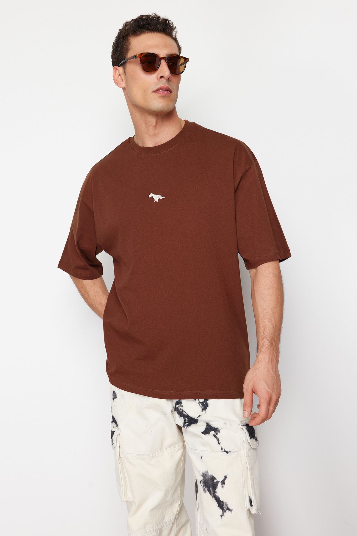 TRENDYOL MAN Kahverengi Oversize/Geniş Kesim Dinozor Nakışlı %100 Pamuklu T-Shirt TMNSS23TS00243 TMNSS23TS00243