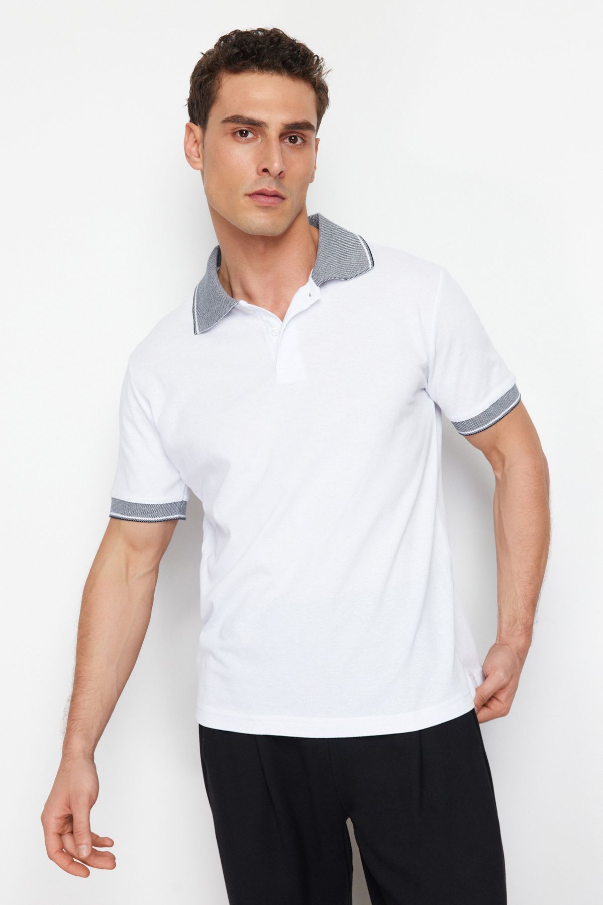 TRENDYOL MAN Beyaz Regular/Normal Kesim Dokulu %100 Pamuk Polo Yaka T-shirt TMNSS24PO00017