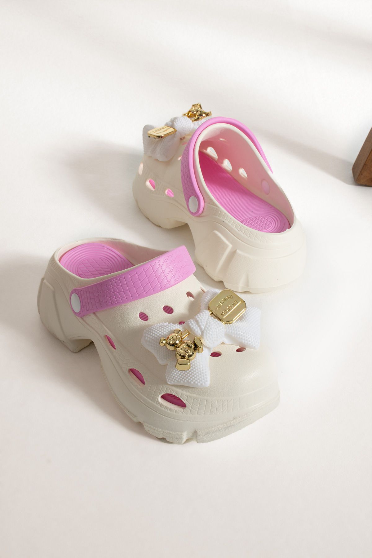 İnan Ayakkabı Beyaz/pembe Renk Ortopedik Iç Tabanlı Fiyon Toka Detaylı Sabo Sandalet & Terlik 6 Cm Taban