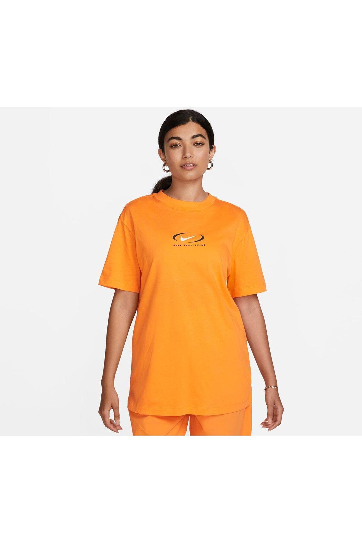 Nike Sportswear Graphic Loose Fit Short-Sleeve Kadın T-Shirt (Bol kalıp) FN7722-885