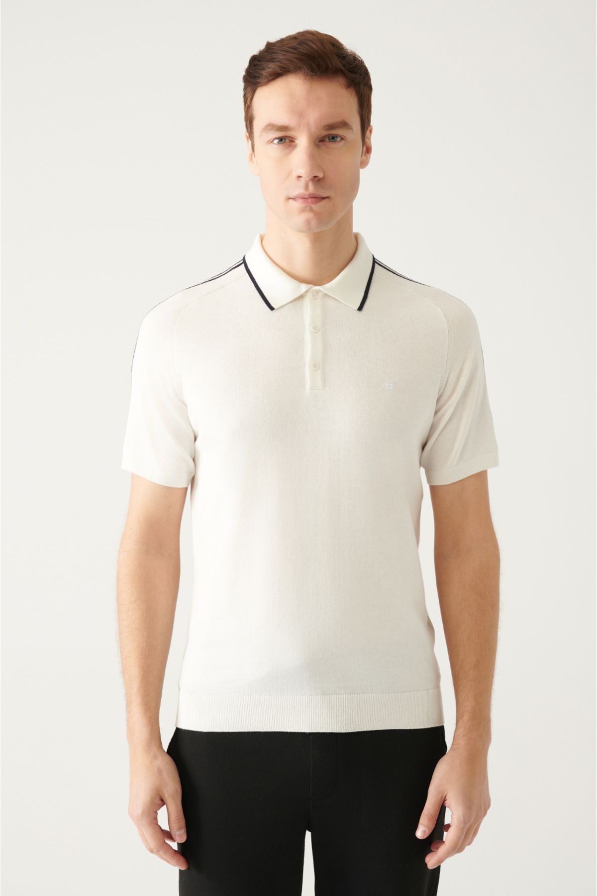Avva Erkek Beyaz Polo Yaka Omuzu Çizgi Detaylı Ribanalı Regular Fit Triko T-shirt A31y5114