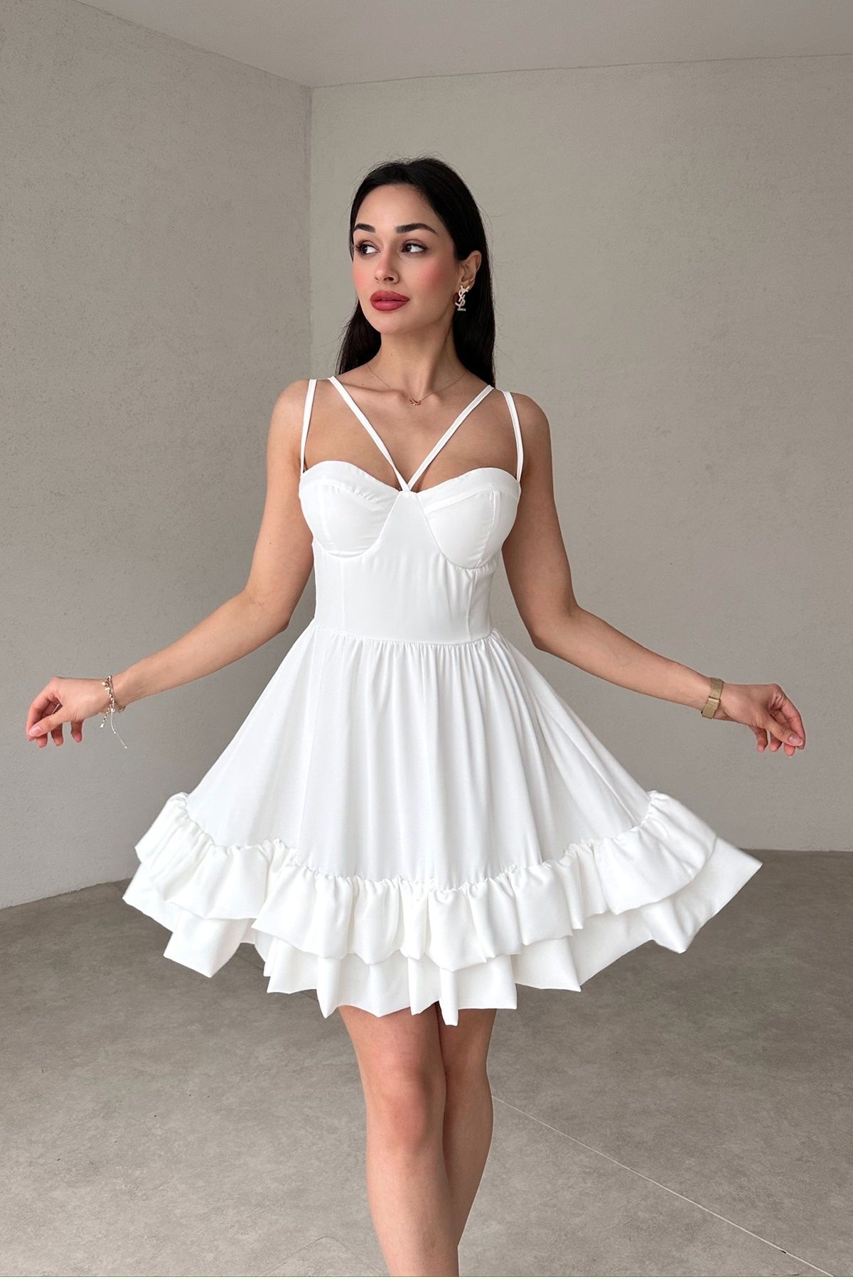 lovebox Kadın Atlas Kumaş Göğüs Destekli Eteği Fırfırlı Tasarım Beyaz Mini Abiye Elbise 098