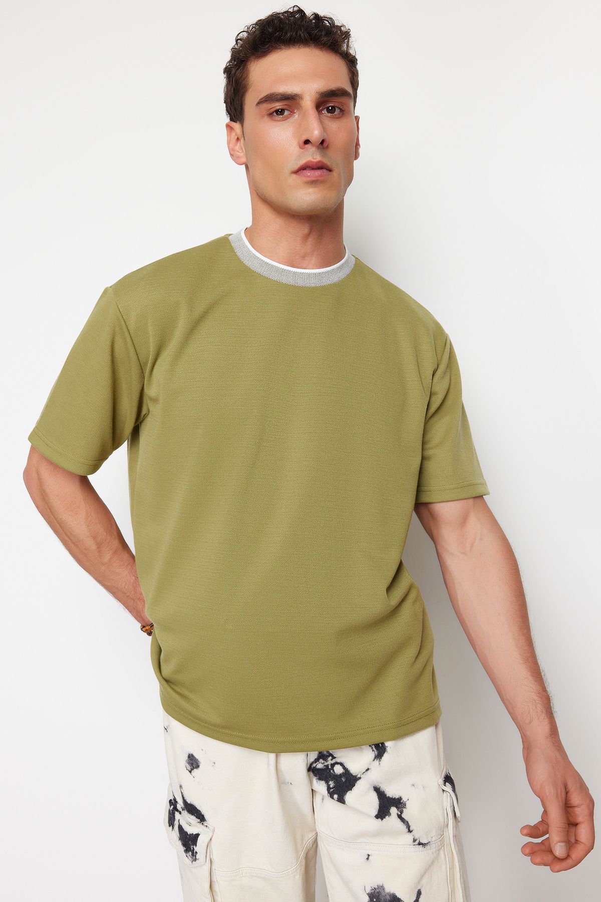 TRENDYOL MAN Limited Edition Haki   Relaxed/Rahat Kesim Triko Bantlı Dokulu Pike T-Shirt TMNSS23TS00079