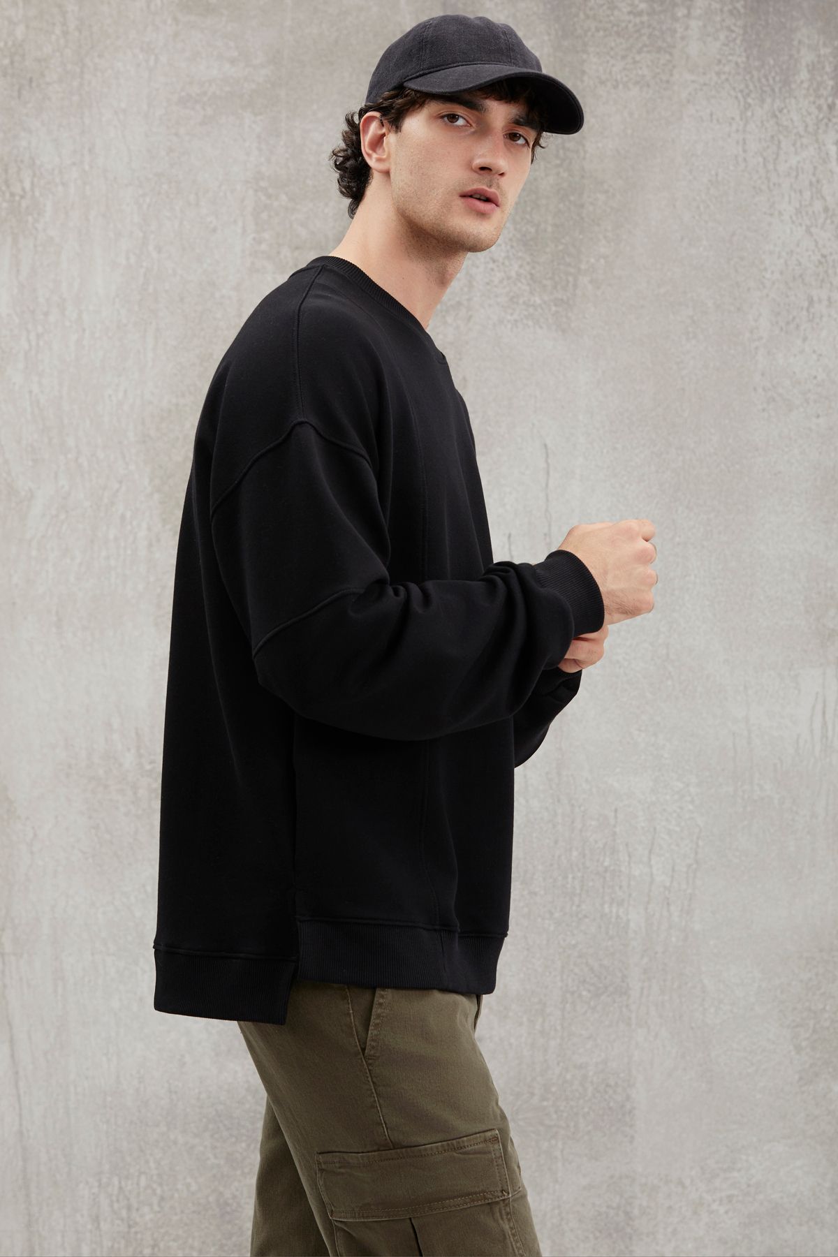 GRIMELANGE Allen Erkek Parçalı Arkası Uzun Yırtmaclı Polarsız Yuvarlak Yakalı Siyah Sweatshirt