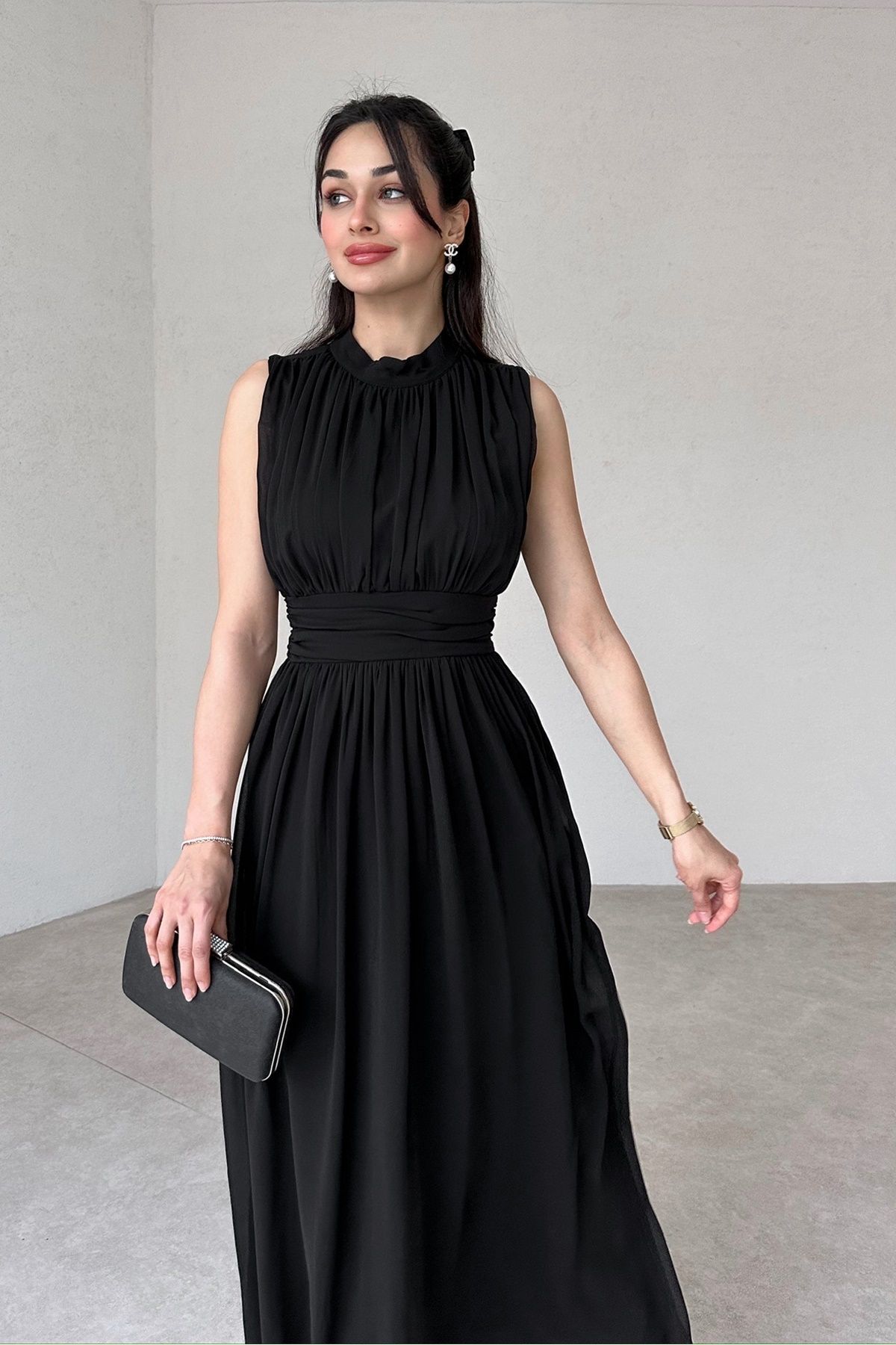 WOMAN VISION Kadın Siyah Astarlı Şifon Kumaş Dik Yaka Sırt Dekolte Detay Kolsuz Maxi Elbise 099