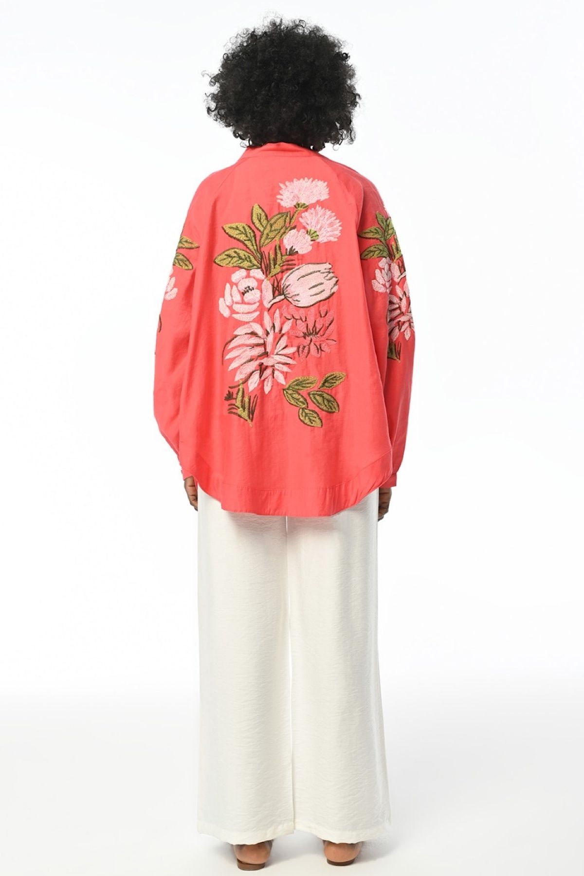 FEMELLE Kadın Mercan Sırtı Ve Kolları Çiçek Nakış İşlemeli Standart Beden Oversize Kimono Ceket