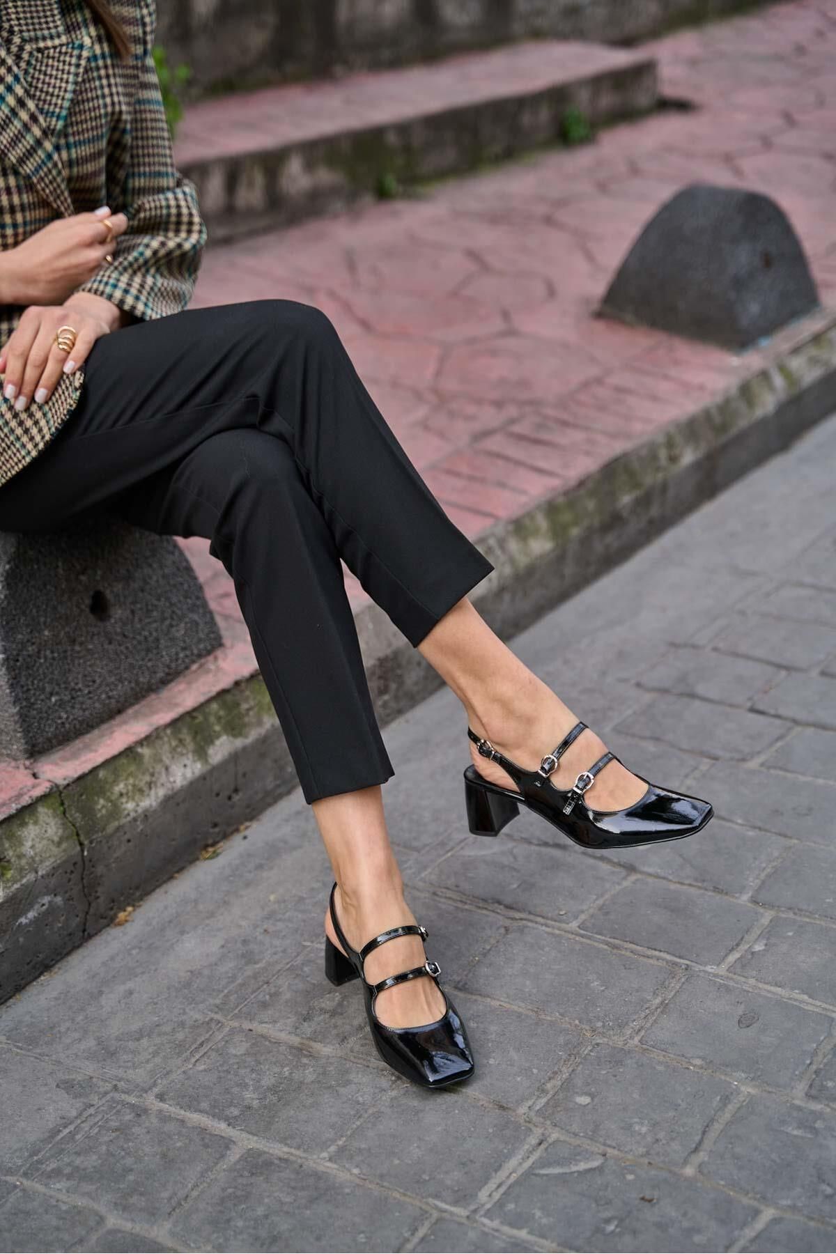 Madamra Siyah Rugan Kadın Bant Detaylı Arkası Açık Topuklu Ayakkabı