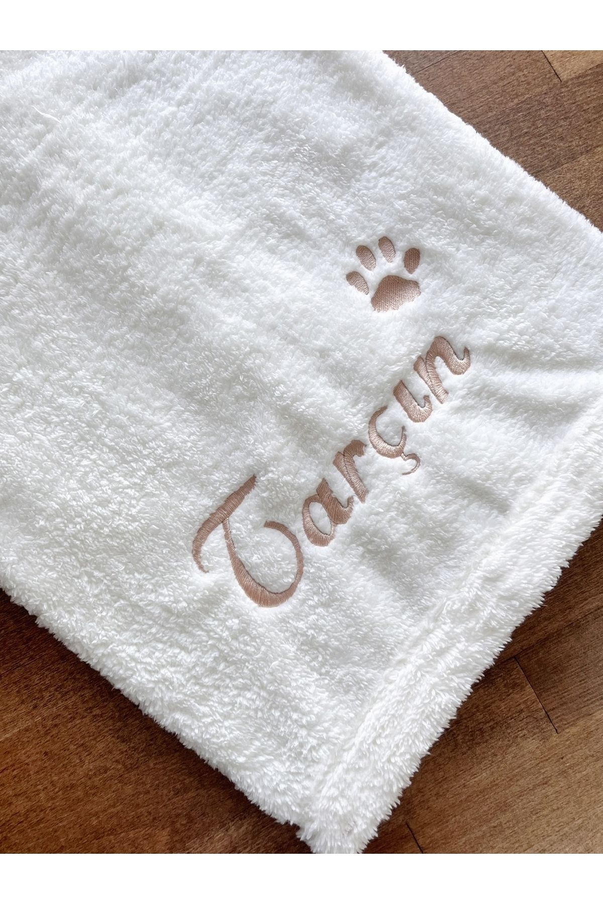ULUBEN İsimli Kişiye İsme Özel Nakış İşlemeli Ekru Beyaz Kedi Köpek Battaniyesi Yıkanabilir Premium Peluş