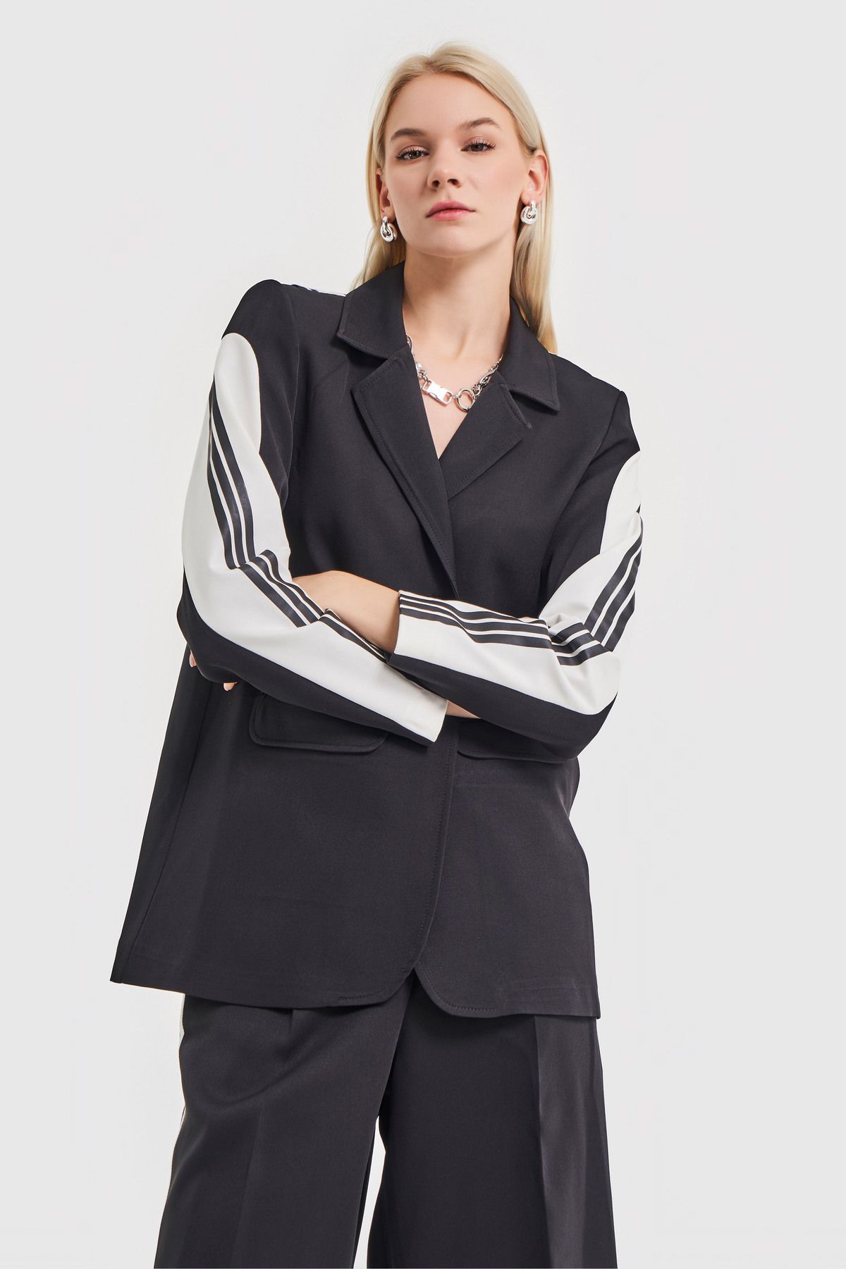 its basic Kadın Siyah Renk Yanı Şeritli Arkası Baskılı Tasarım Ceket