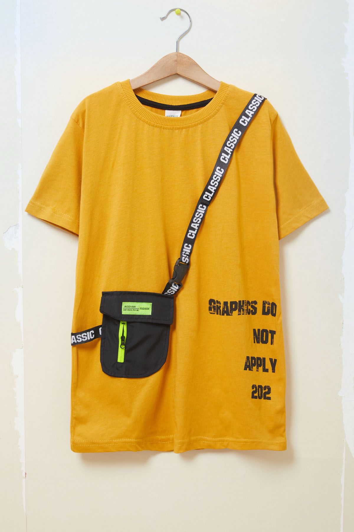 Cansın Mini Hardal Yazı Şeritli Çantalı Erkek Çocuk T-shirt 17608