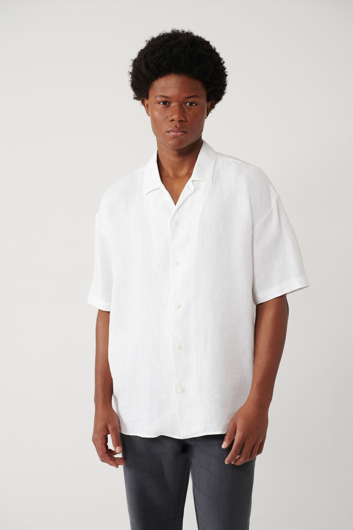 Avva Erkek Beyaz Apaj Yaka %100 Keten Kısa Kol Oversize Fit Gömlek A41y2209