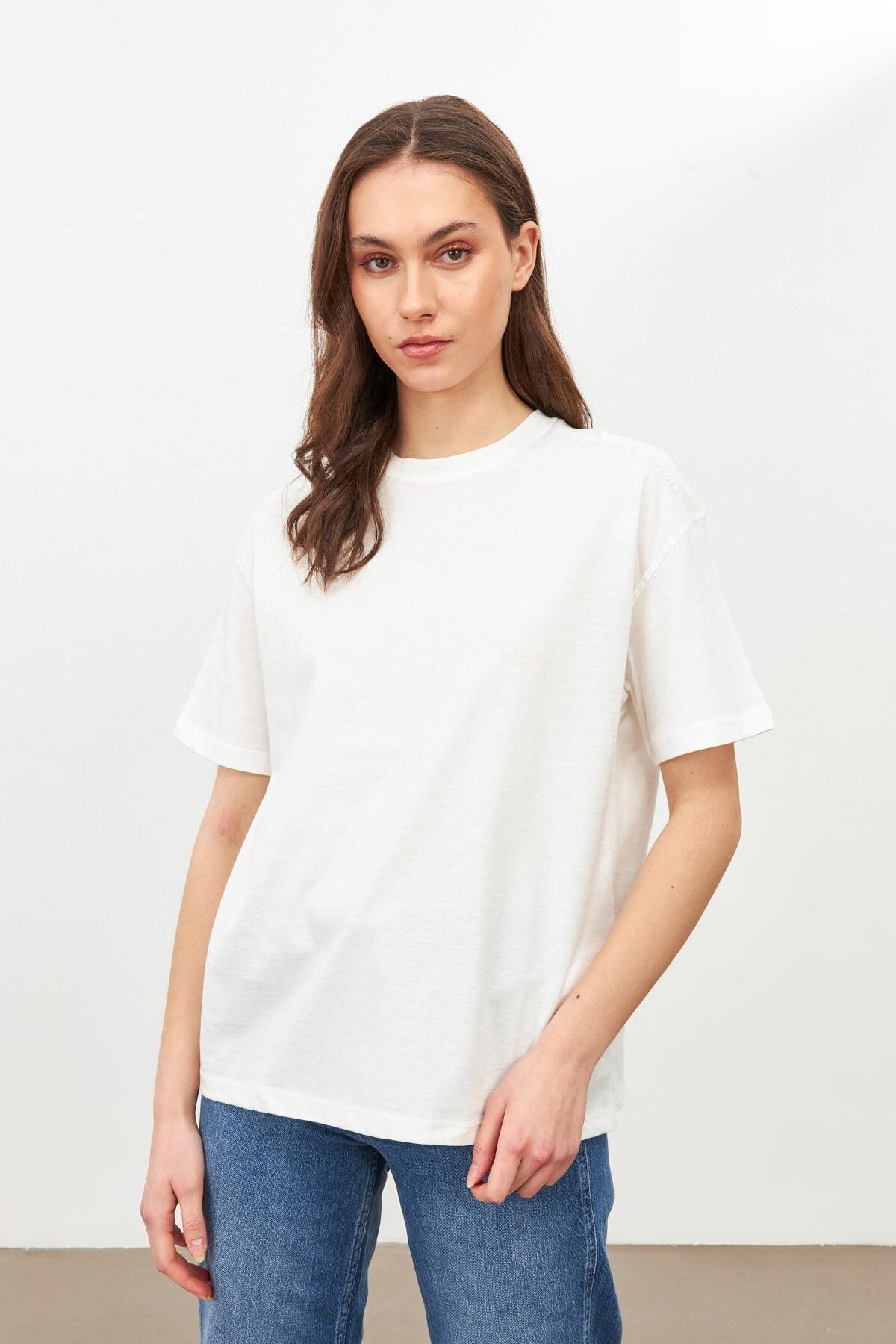 Setre Beyaz Nakış Detaylı T-Shirt