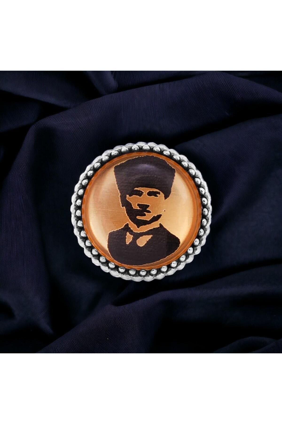 SilverPlus Sarı Zemin Üzeri Atatürk Silüeti Gümüş Rozet