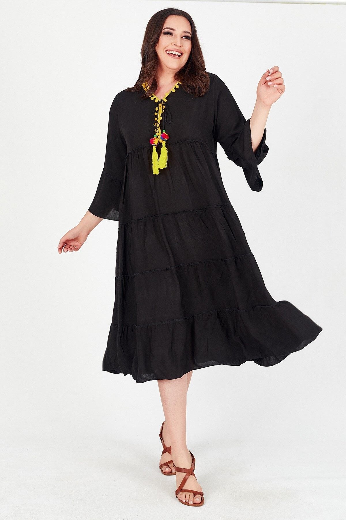 Womenice Kadın Siyah Yakası Püsküllü Büyük Beden Elbise