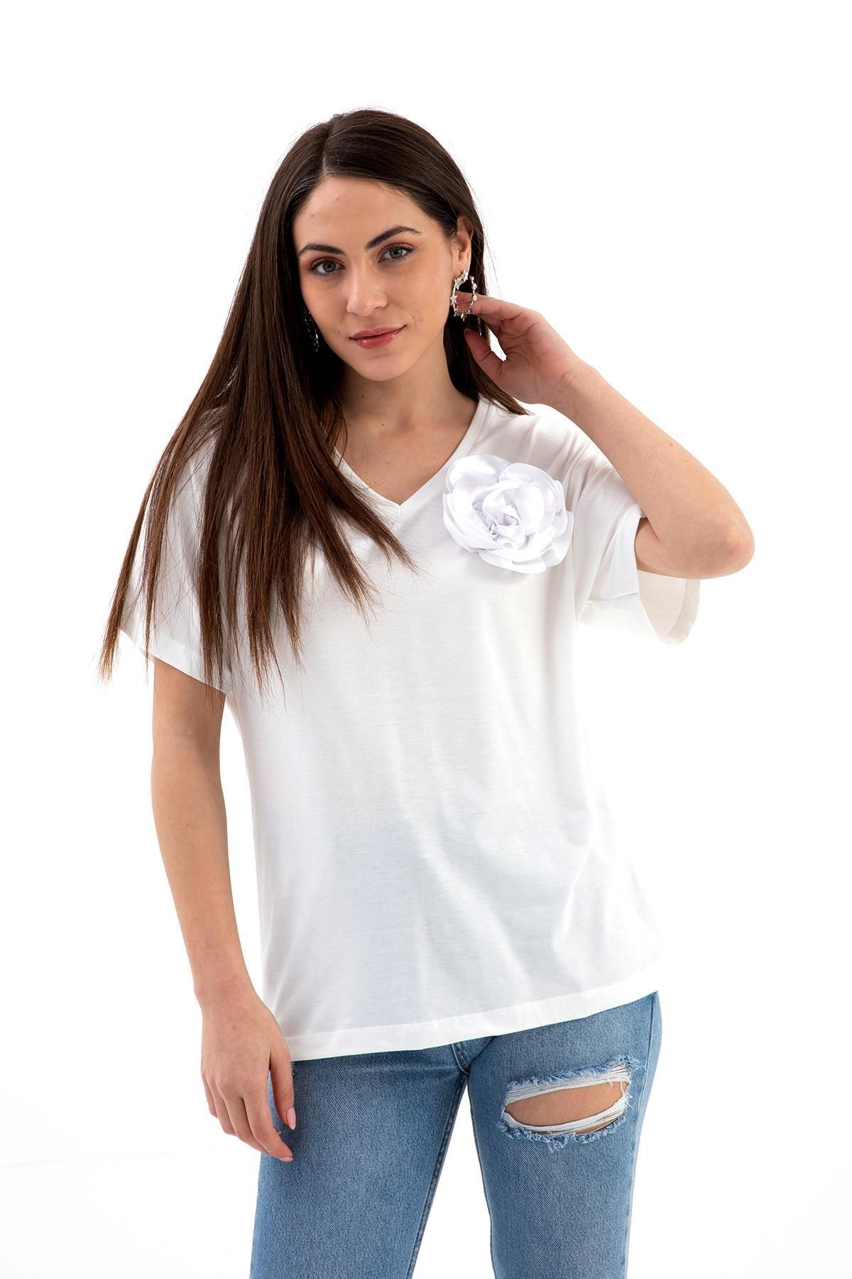 VAPUR TEKSTİL V Yaka Broş Gül Detaylı T-shirt - Beyaz