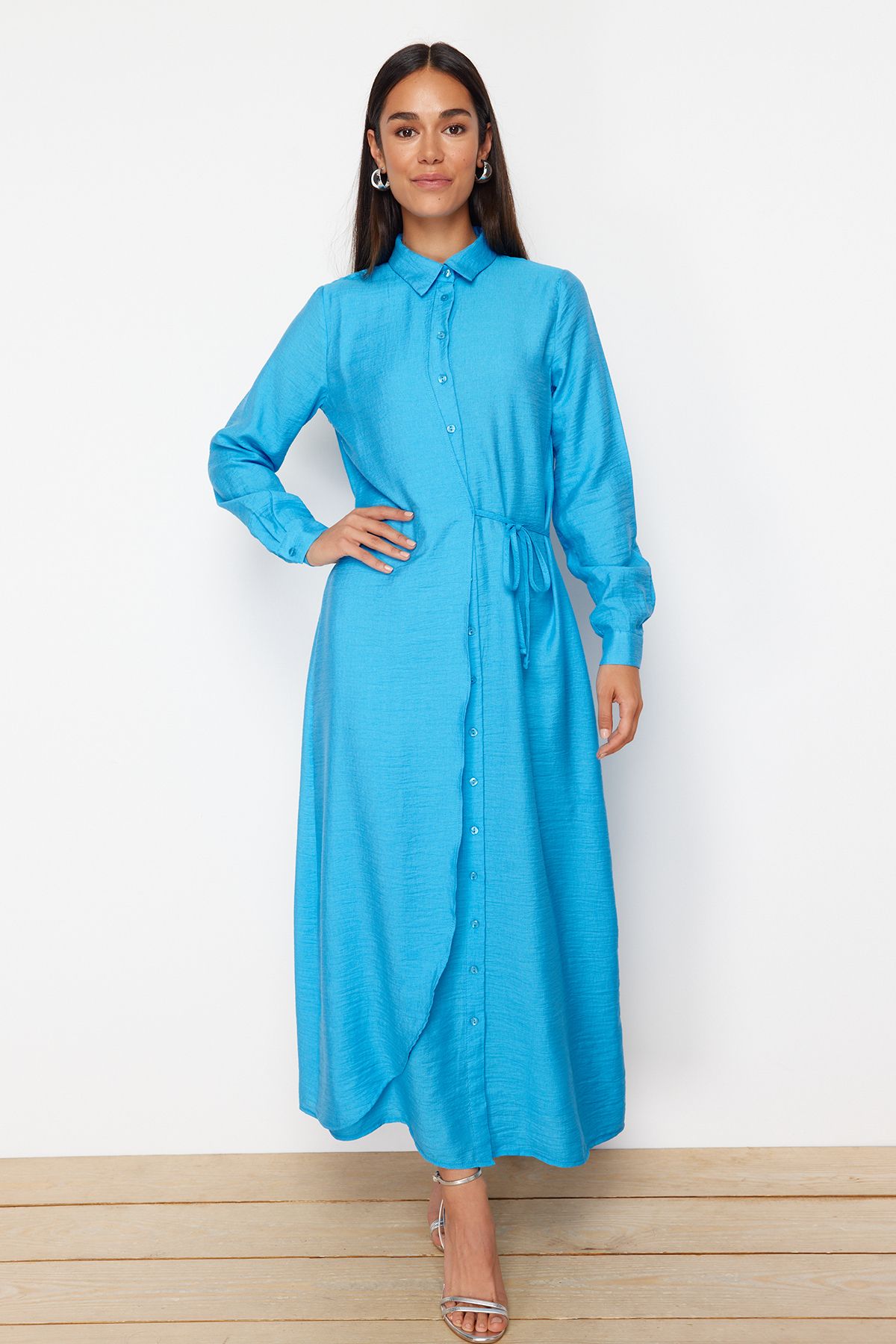 TRENDYOL MODEST Turkuaz Yandan Bağlamalı Düğmeli Dokuma Gömlek Keten Görünümlü Elbise TCTSS22EB0025