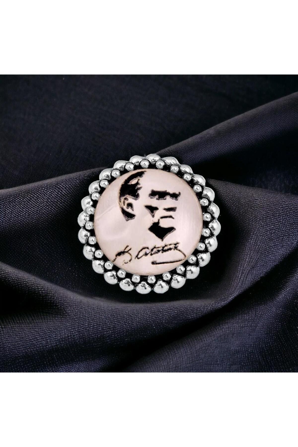 SilverPlus Beyaz Zemin Üzeri Atatürk Imzası Ve Silüeti Gümüş Rozet