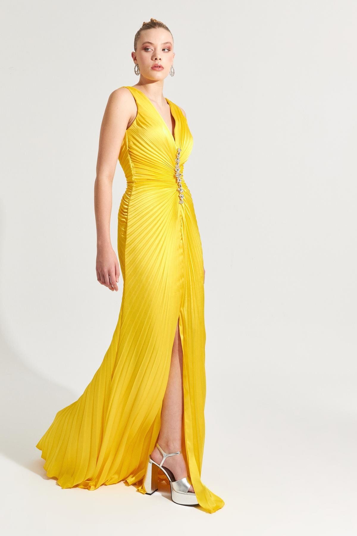Setre Sarı Aksesuar Detaylı Pileli Abiye Elbise