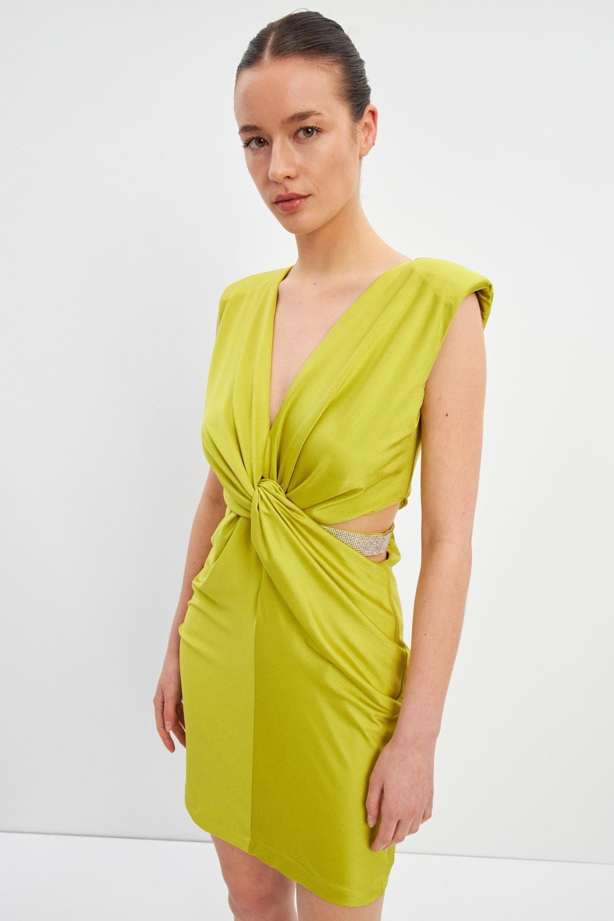 Setre Fıstık Yeşili V Yaka Belden Dekolte Detaylı Mini Elbise