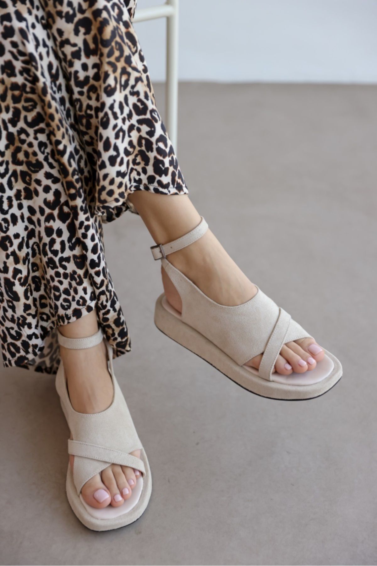 selinshoes Lesley Şerit Detaylı Bilekten Bağlamalı Kadın Sandalet - BEJ SÜET