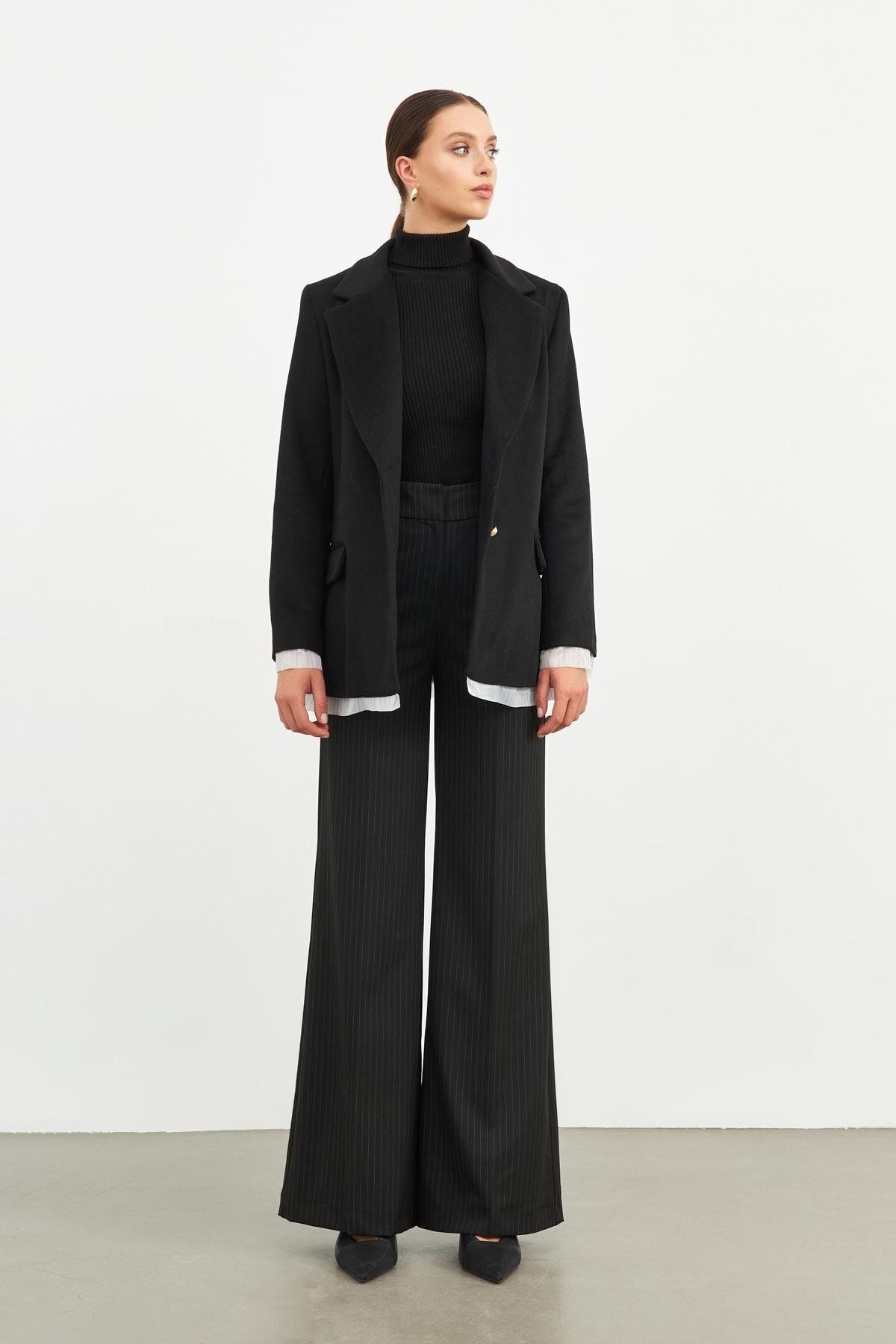 Setre Siyah Düğme, Kollarda Ve Etek Kısmından Kumaş Detaylı Uzun Ceket