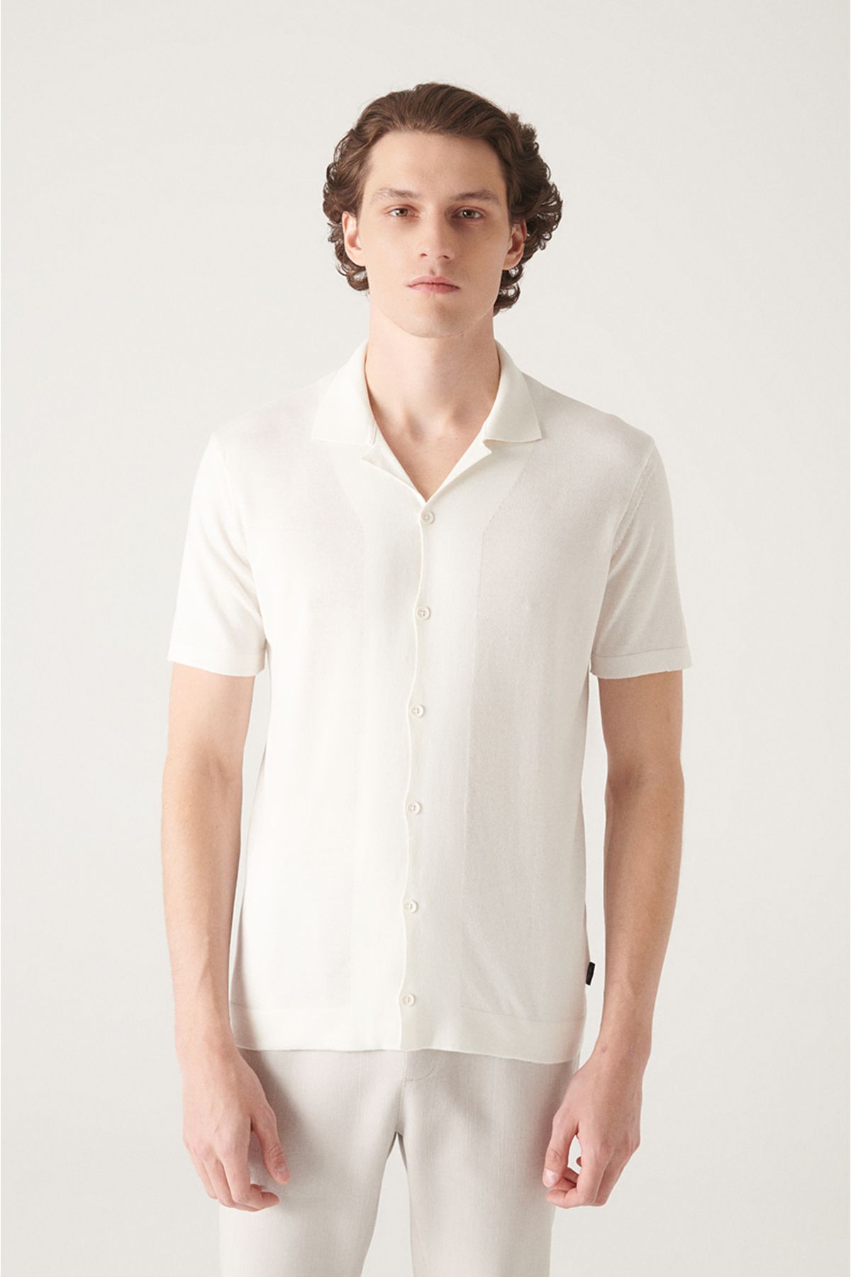 Avva Erkek Beyaz Küba Yaka Düğmeli Regular Fit Triko T-shirt B005008