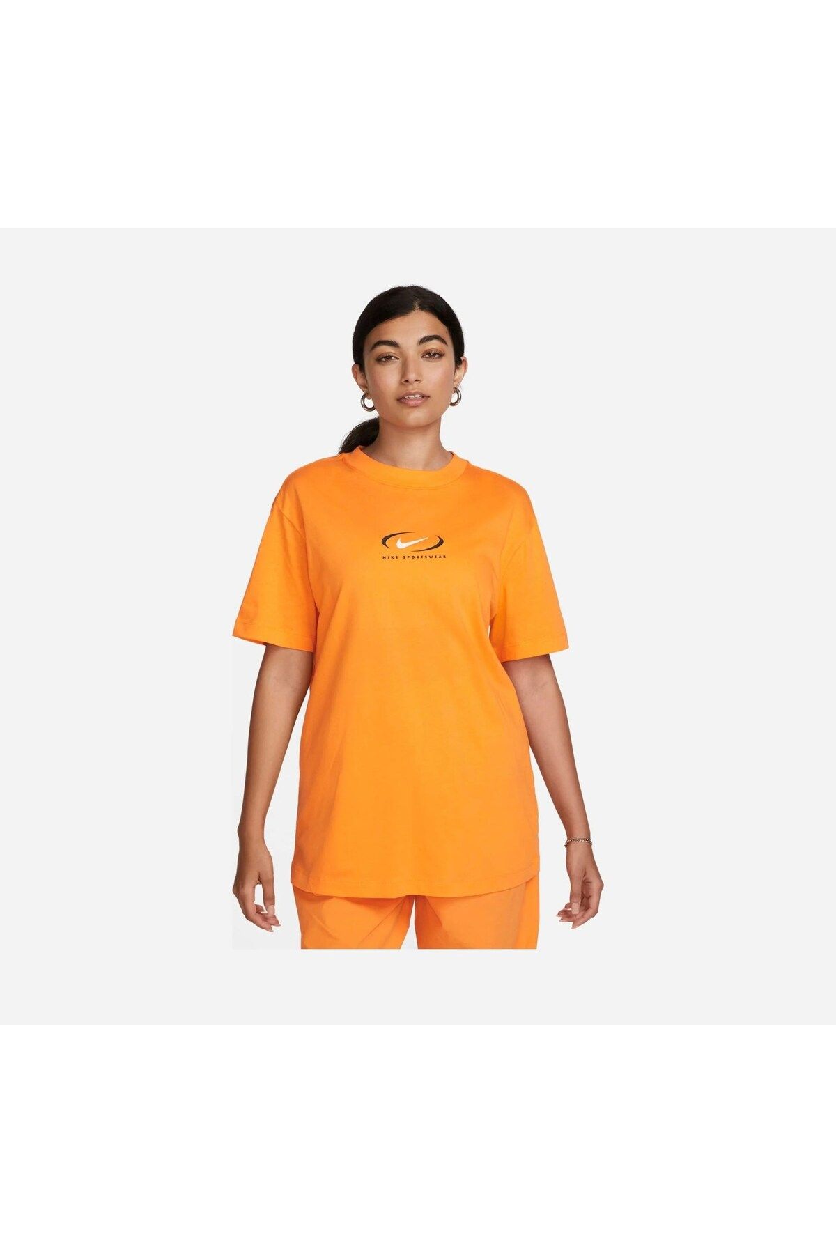 Nike Sportswear Graphic Loose Fit Short-Sleeve Kadın Tişört