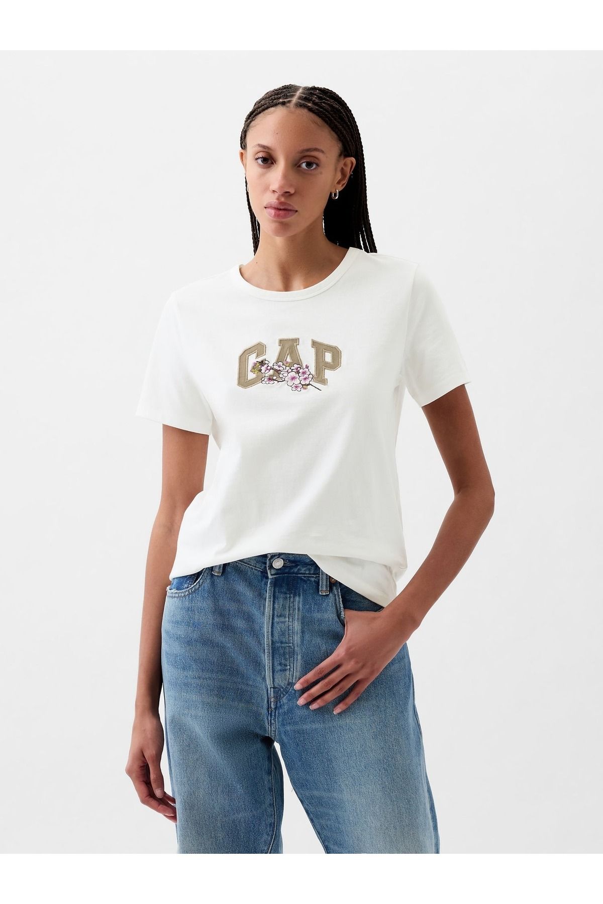 GAP Kadın Kırık Beyaz Gap Logo Çiçek İşlemeli T-Shirt