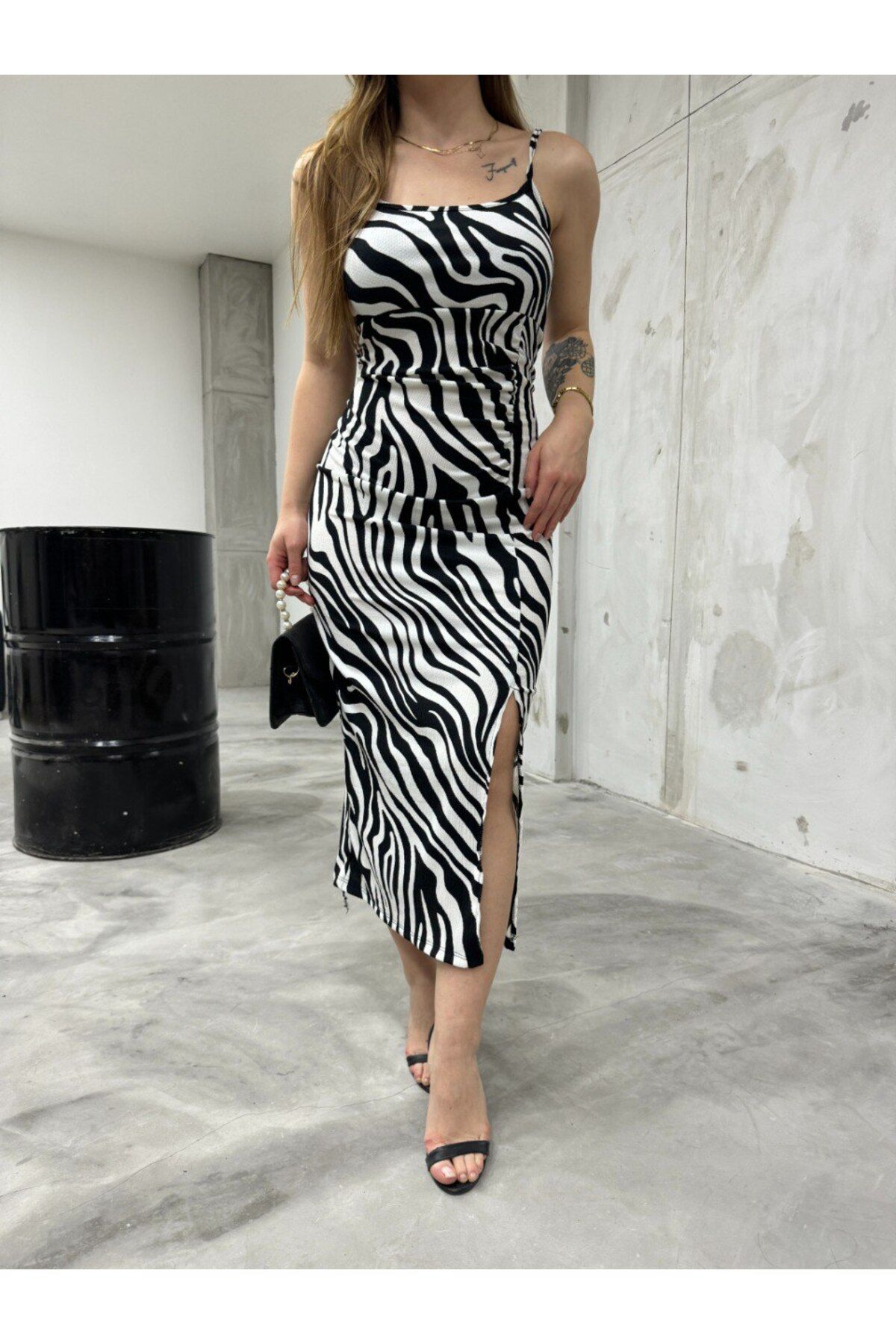 BİKELİFE Kadın Zebra Desenli İp Askı Yırtmaçlı Elbise