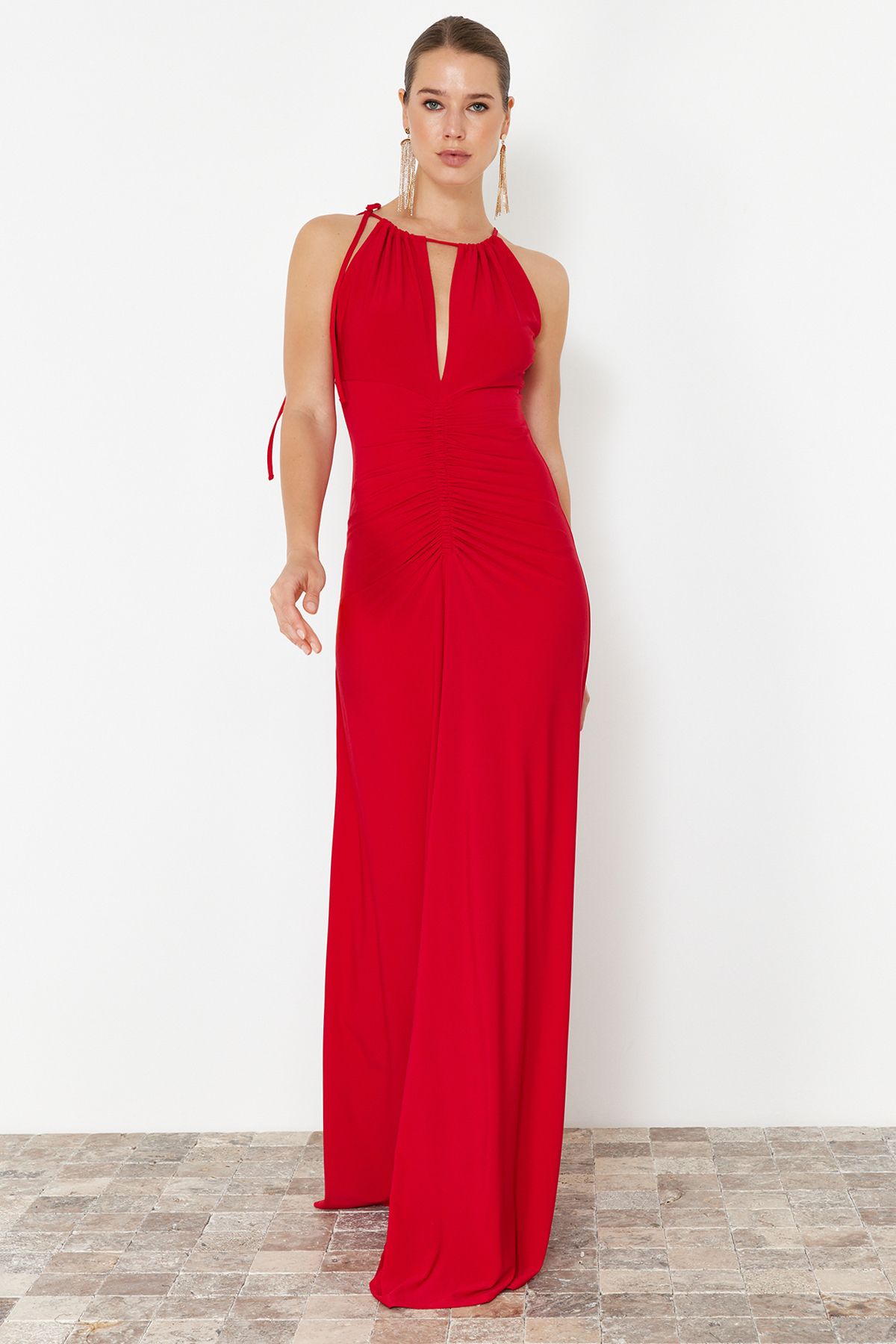 TRENDYOLMİLLA Limited Edition Kırmızı Pencere/Cut Out Detaylı Gece Uzun Abiye Elbise TPRSS24AE00049