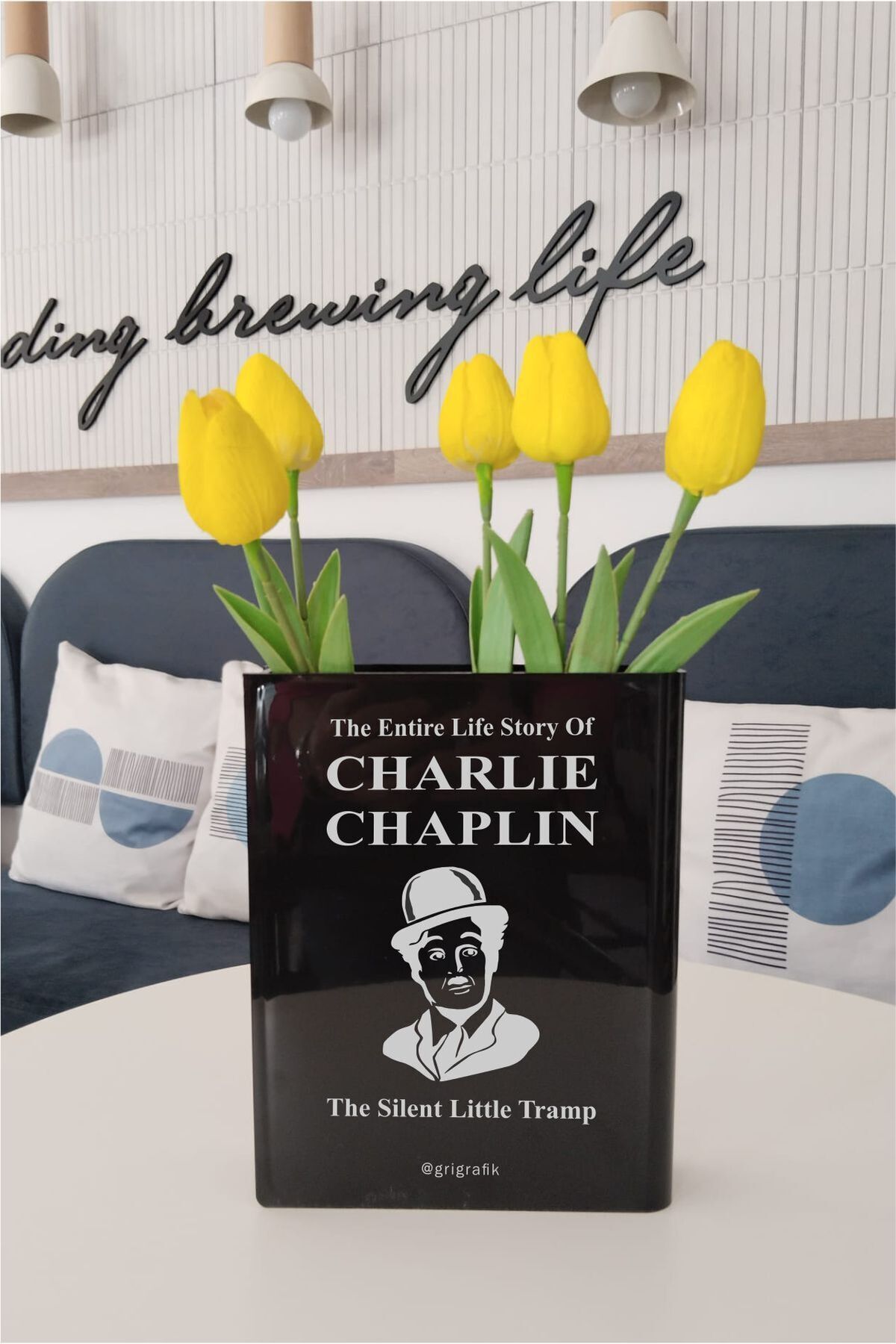 Gri Grafik Design Workshop Charlie Chaplin siyah kitap vazo dünya klasikleri koleksiyonu