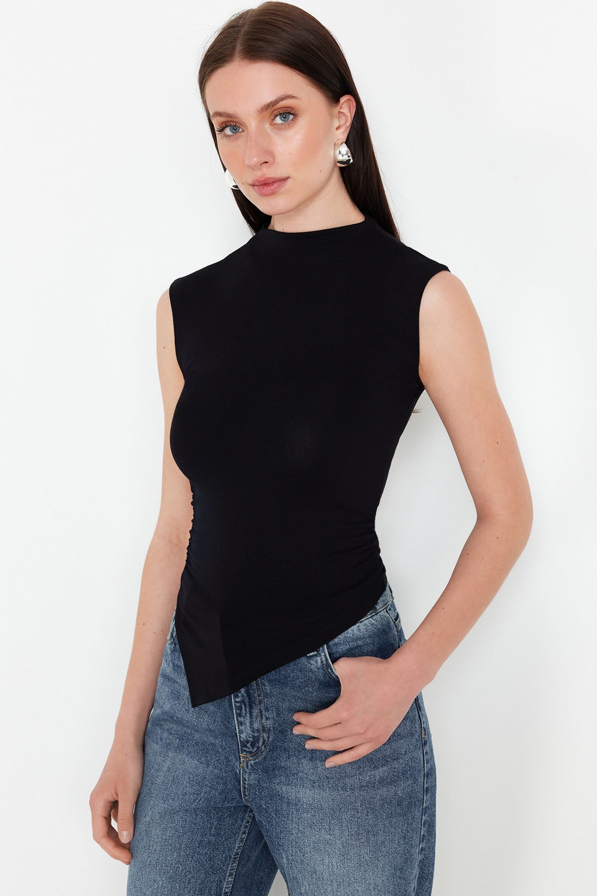 TRENDYOLMİLLA Siyah Dik Yaka Büzgü/Drape Detaylı Fitted/Vücuda Oturan Asimetrik Örme Bluz TWOSS24BZ00534