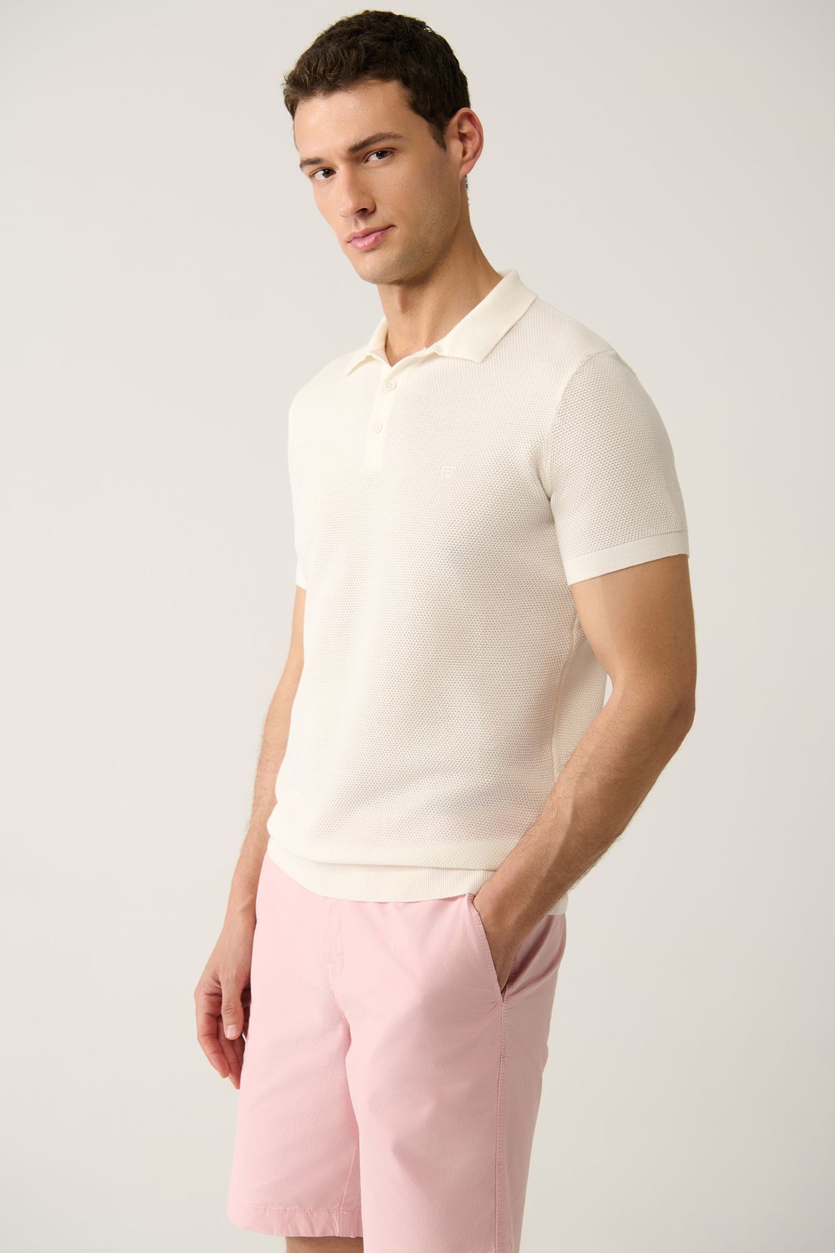 Avva Erkek Beyaz Polo Yaka Dokulu Ribanalı Regular Fit Triko T-shirt B005009
