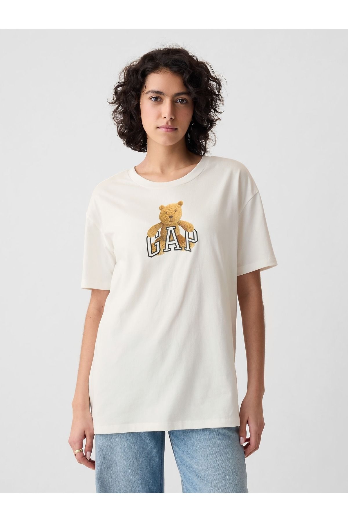 GAP Kadın Kırık Beyaz Gap Logo Brannan Bear Grafikli T-Shirt