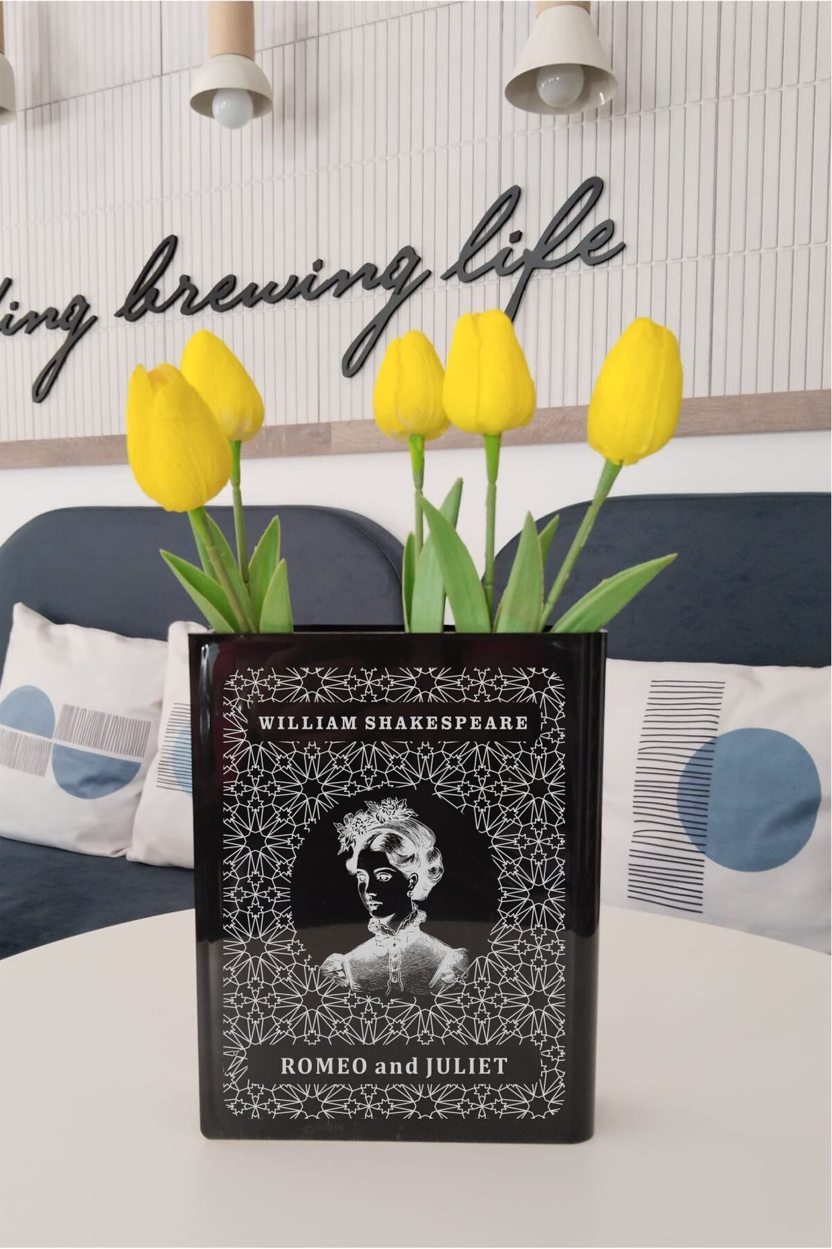 Gri Grafik Design Workshop Shakespeare siyah kitap vazo dünya klasikleri koleksiyonu