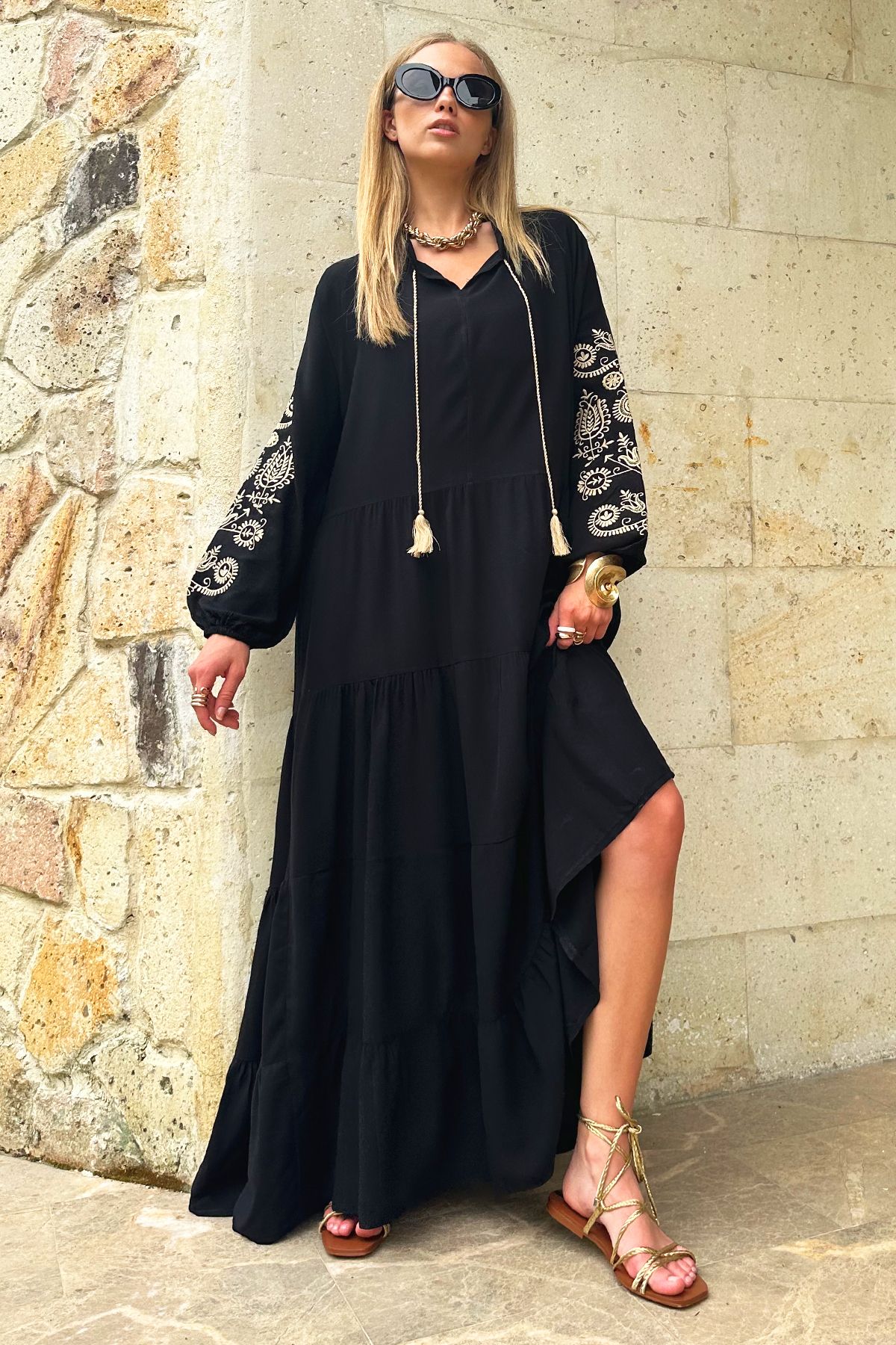 Trend Alaçatı Stili Kadın Siyah Hakim Yaka Kolları Nakışlı Kat Kat Volanlı Dokuma Viskon Elbise ALC-X12188