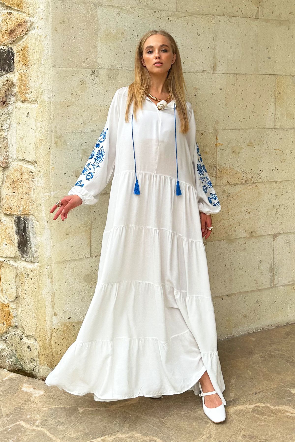 Trend Alaçatı Stili Kadın Beyaz Hakim Yaka Kolları Nakışlı Kat Kat Volanlı Dokuma Viskon Elbise ALC-X12188