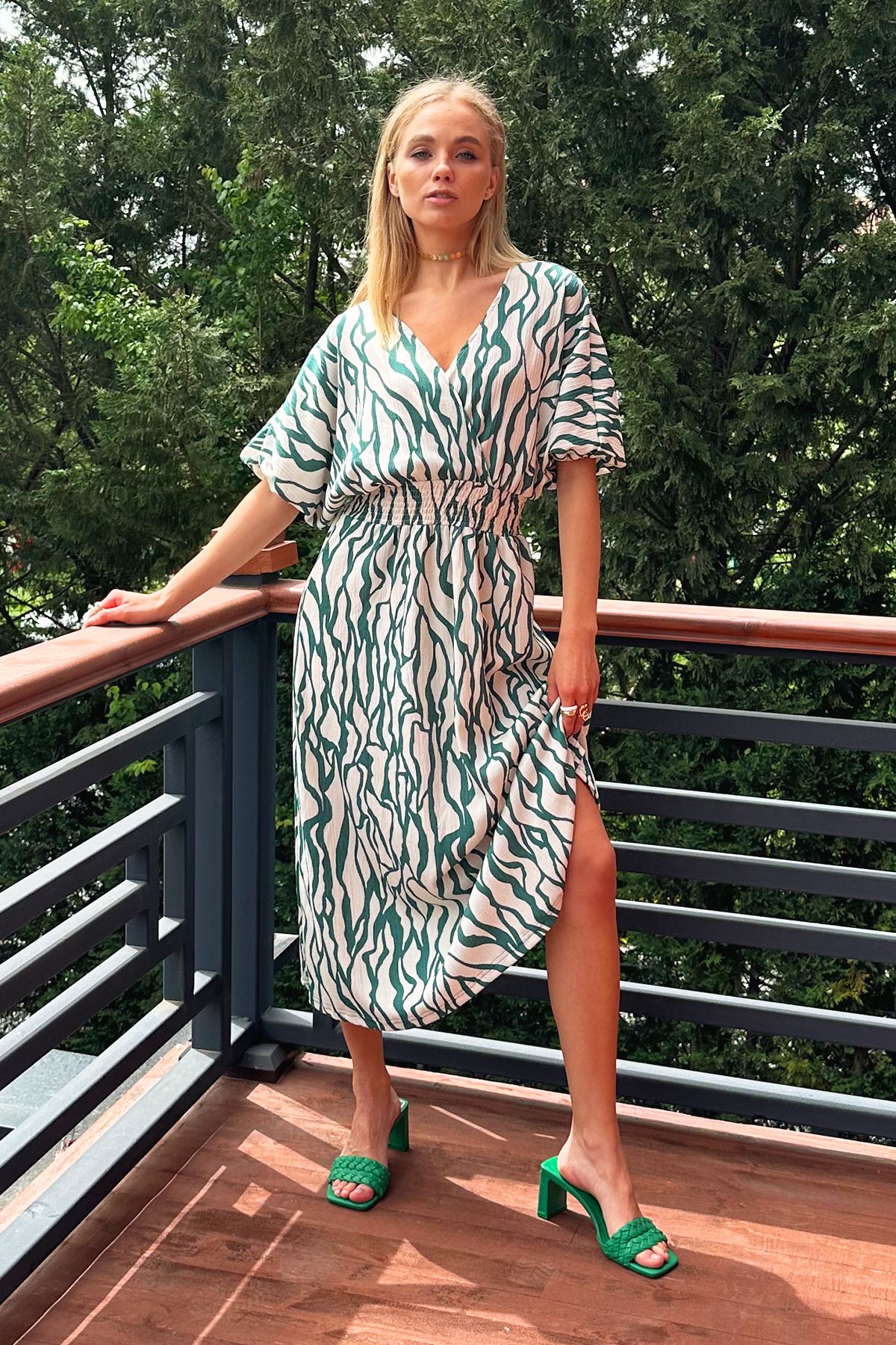 Trend Alaçatı Stili Kadın Yeşil Kruvaze Yaka Beli Gipeli Karpuz Kol Krinkıl Desenli Elbise ALC-X12135