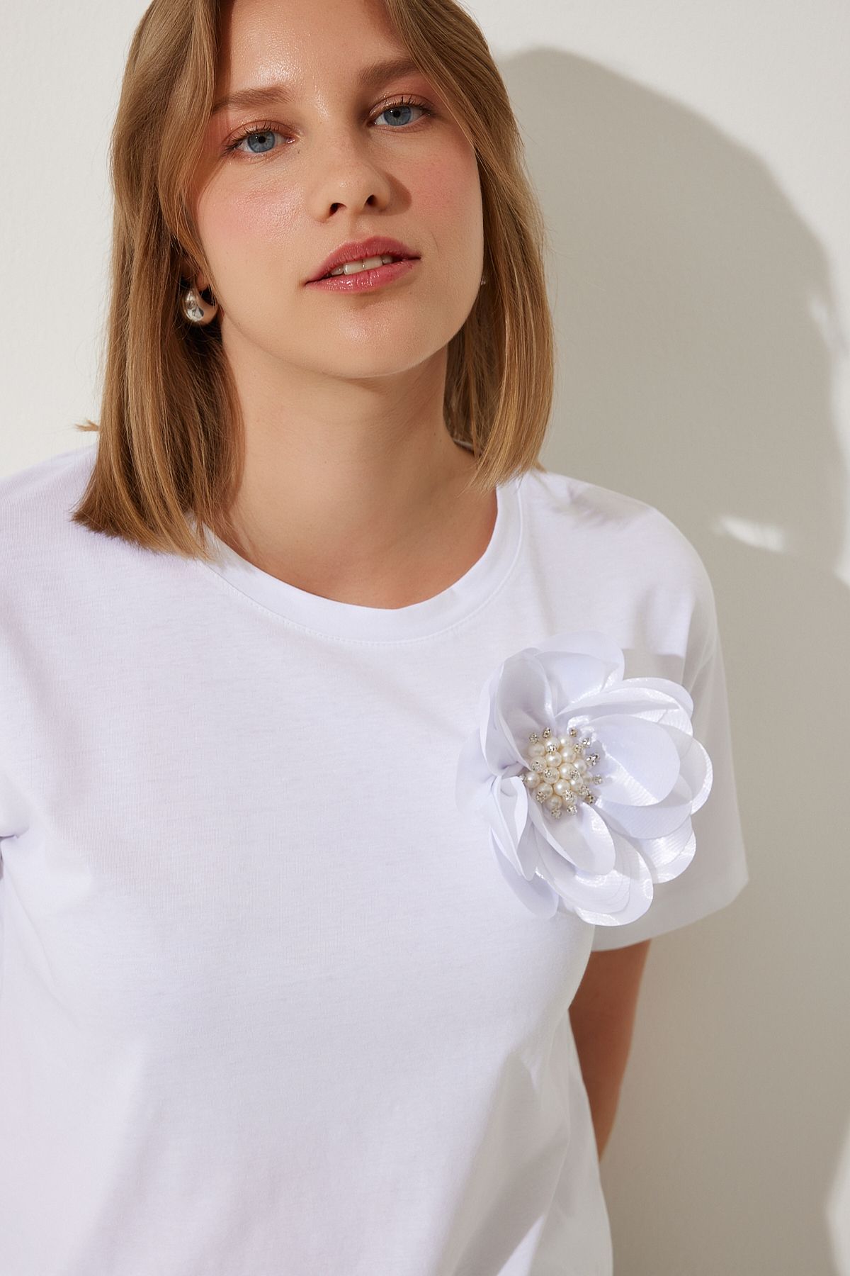 Happiness İstanbul Kadın Beyaz İncili Çiçek Detaylı Örme T-Shirt NJ00146