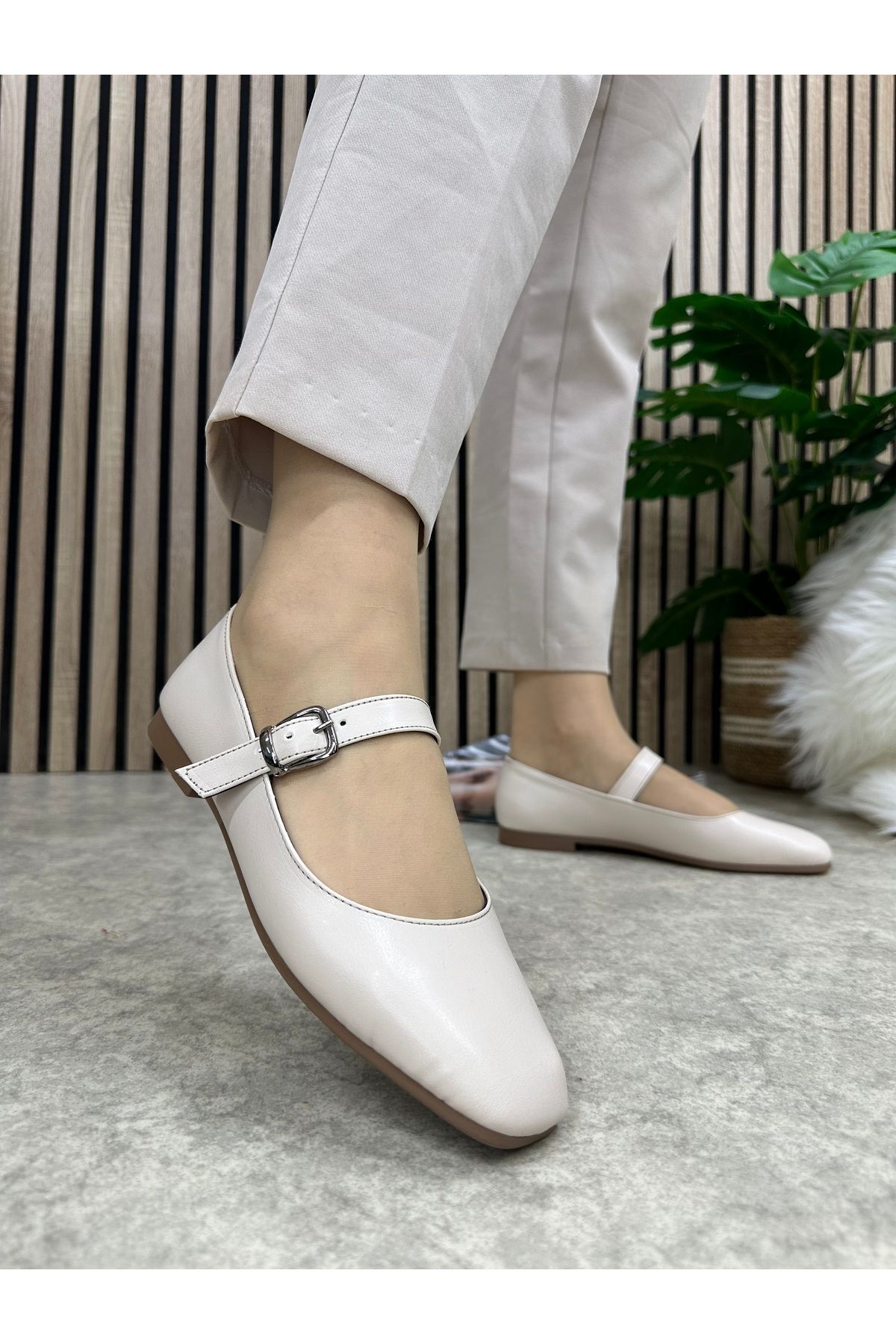 İmerShoes Günlük Kadın Bej Babet Oval Burun Alçak Topuk Tokalı Hafif Rahat Ayakkabı M-506