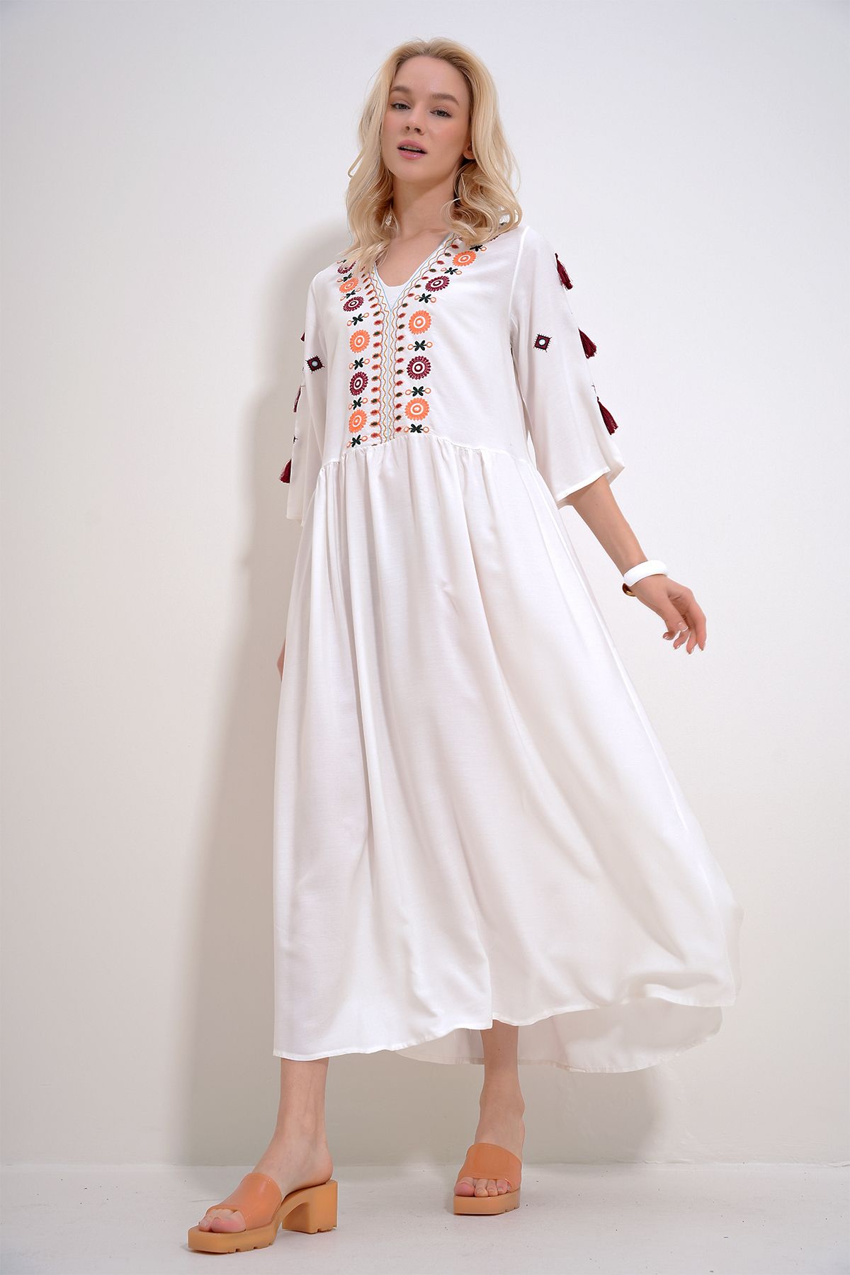 Trend Alaçatı Stili Kadın Beyaz V Yaka Nakışlı Püskül Detaylı Dokuma Elbise ALC-X12018