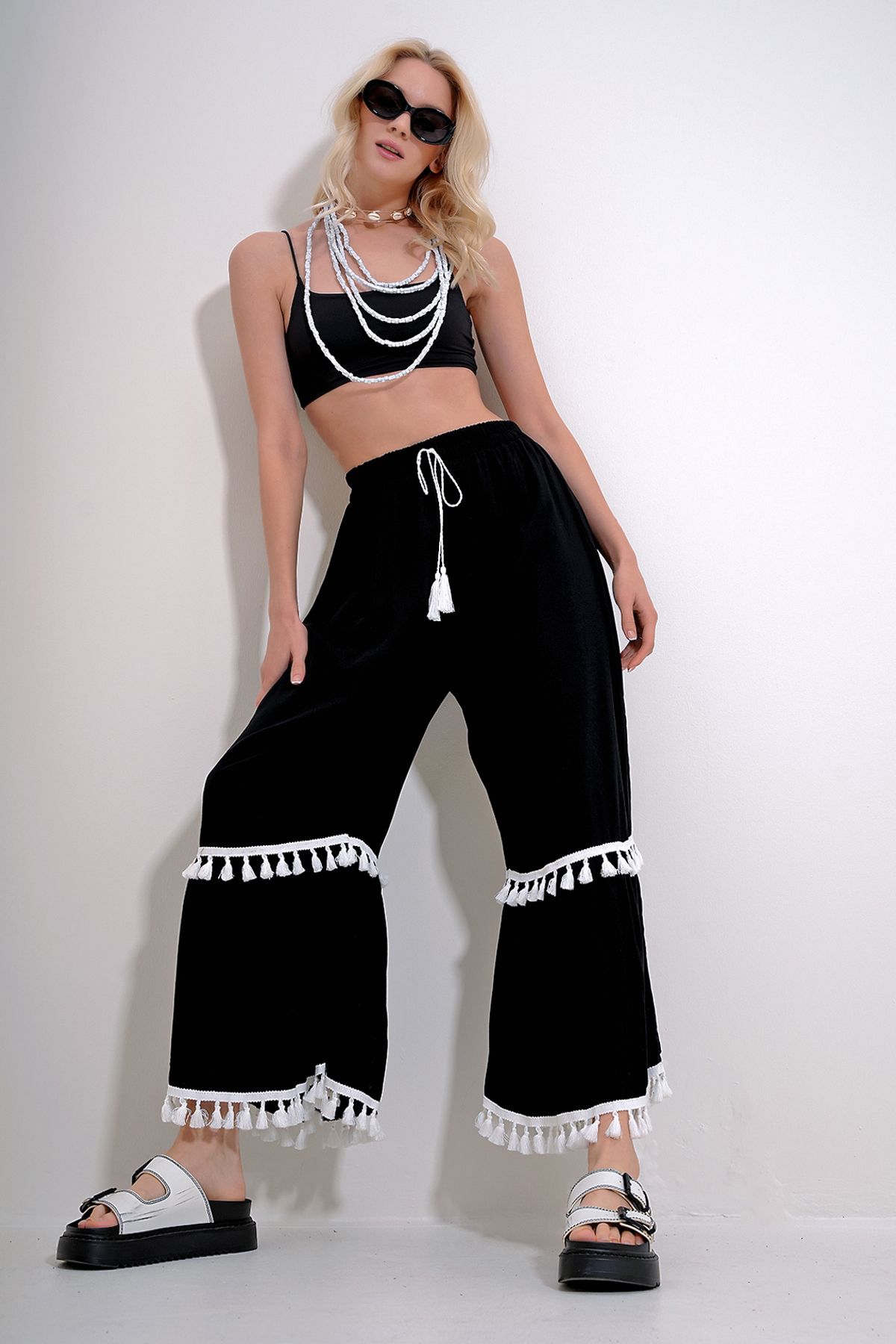Trend Alaçatı Stili Kadın Siyah Beli Lastikli Püskül Detaylı Geniş Paça Dokuma Viskon Pantolon ALC-X12014