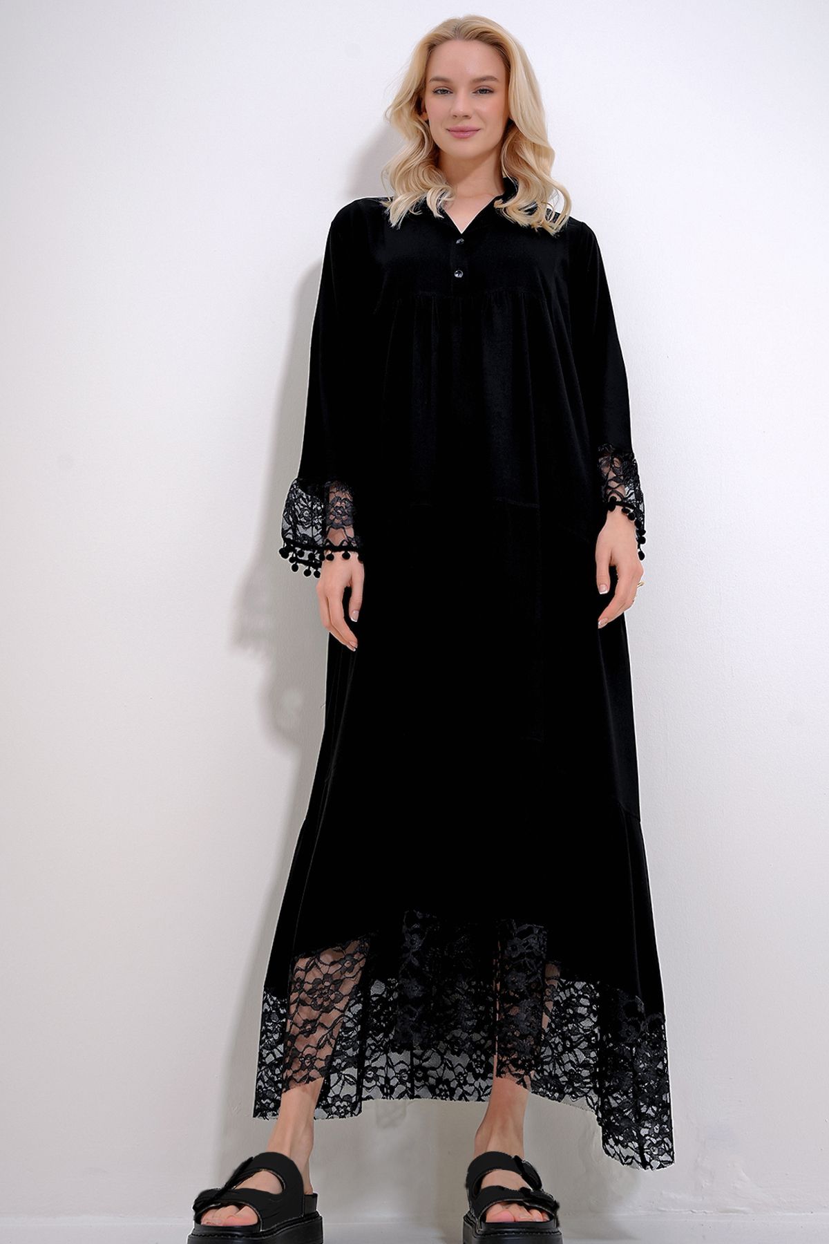 Trend Alaçatı Stili Kadın Siyah Hakim Yaka Robası Düğmeli Dantel Detaylı Maxiboy Elbise ALC-X12005