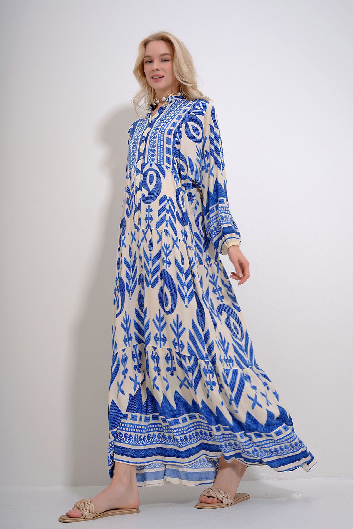 Trend Alaçatı Stili Kadın Mavi Hakim Yaka Düğmeli Eteği Volanlı Desenli Maxiboy Elbise ALC-X12037