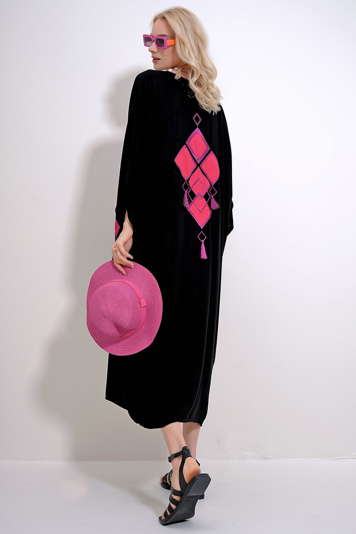 Trend Alaçatı Stili Kadın Siyah V Yaka Sırtı Ve Cepleri Nakışlı Önü Düğmeli Dokuma Viskon Elbise ALC-X12009
