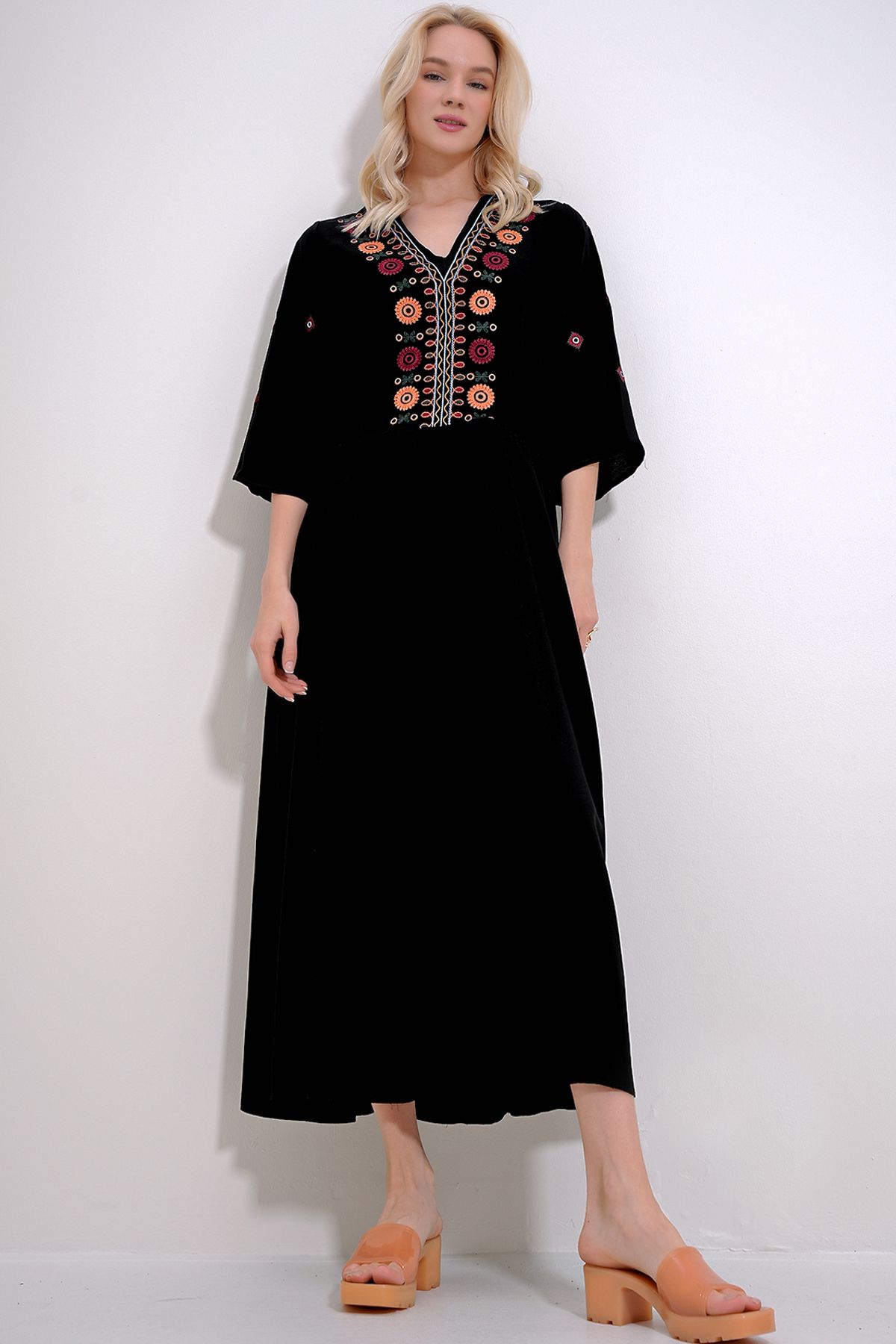 Trend Alaçatı Stili Kadın Siyah V Yaka Nakışlı Püskül Detaylı Dokuma Elbise ALC-X12018