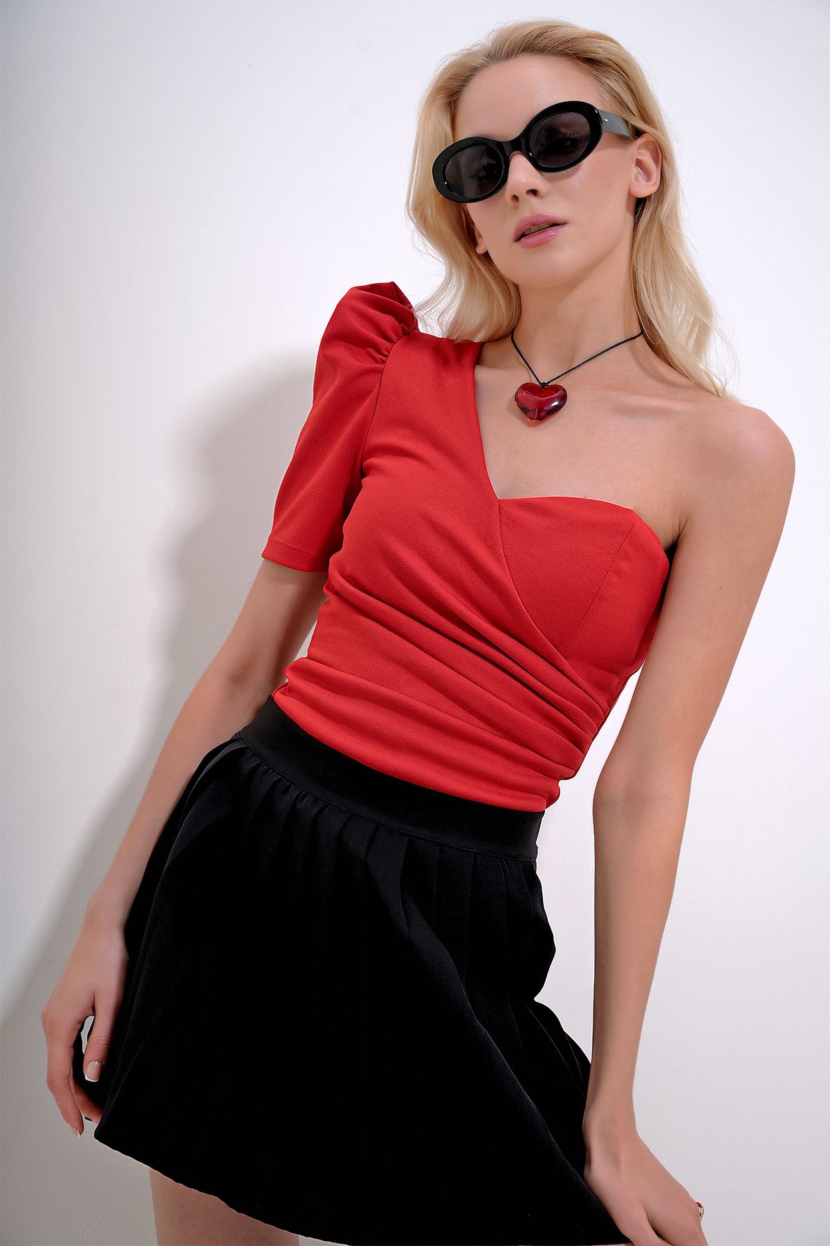 Trend Alaçatı Stili Kadın Kırmızı Tek Omuz Detaylı Bluz ALC-X11799