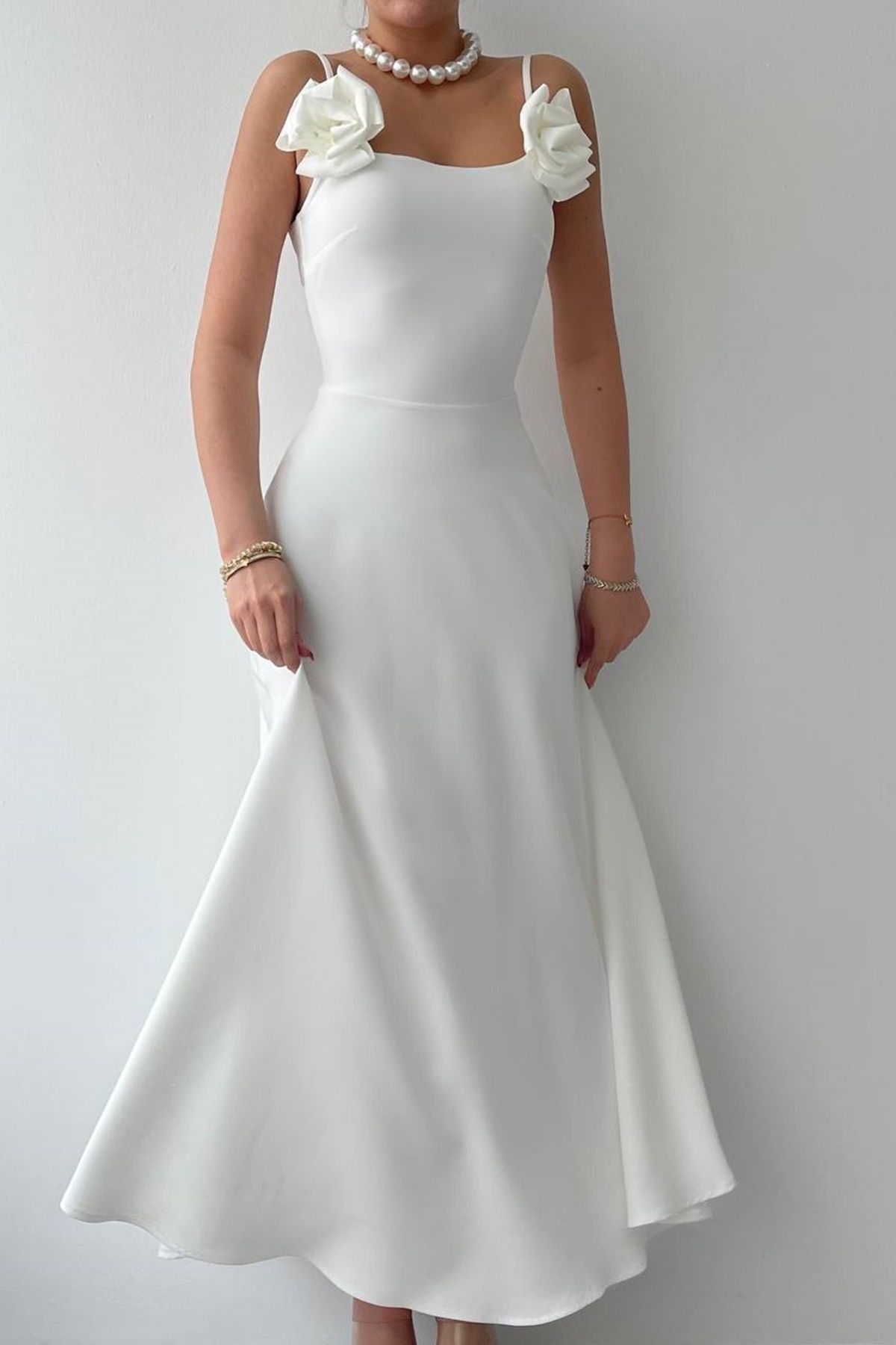 bayansepeti Beyaz Atlas Kumaş Straplez Yaka Gül Aksesuar Detaylı Tasarım Askılı Maxi Elbise 258