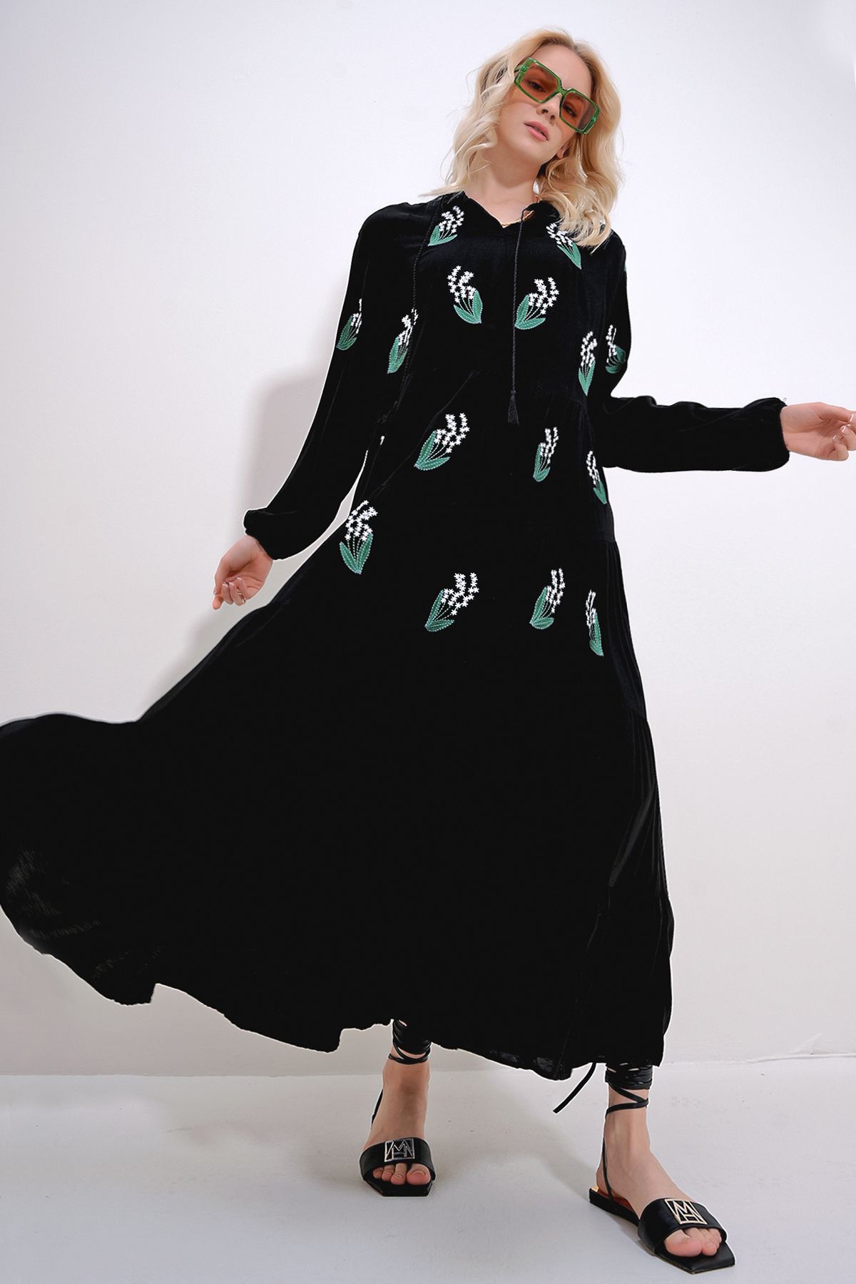 Trend Alaçatı Stili Kadın Siyah Hakim Yaka Nakışlı Kat Kat Volanlı Dokuma Elbise ALC-X12012