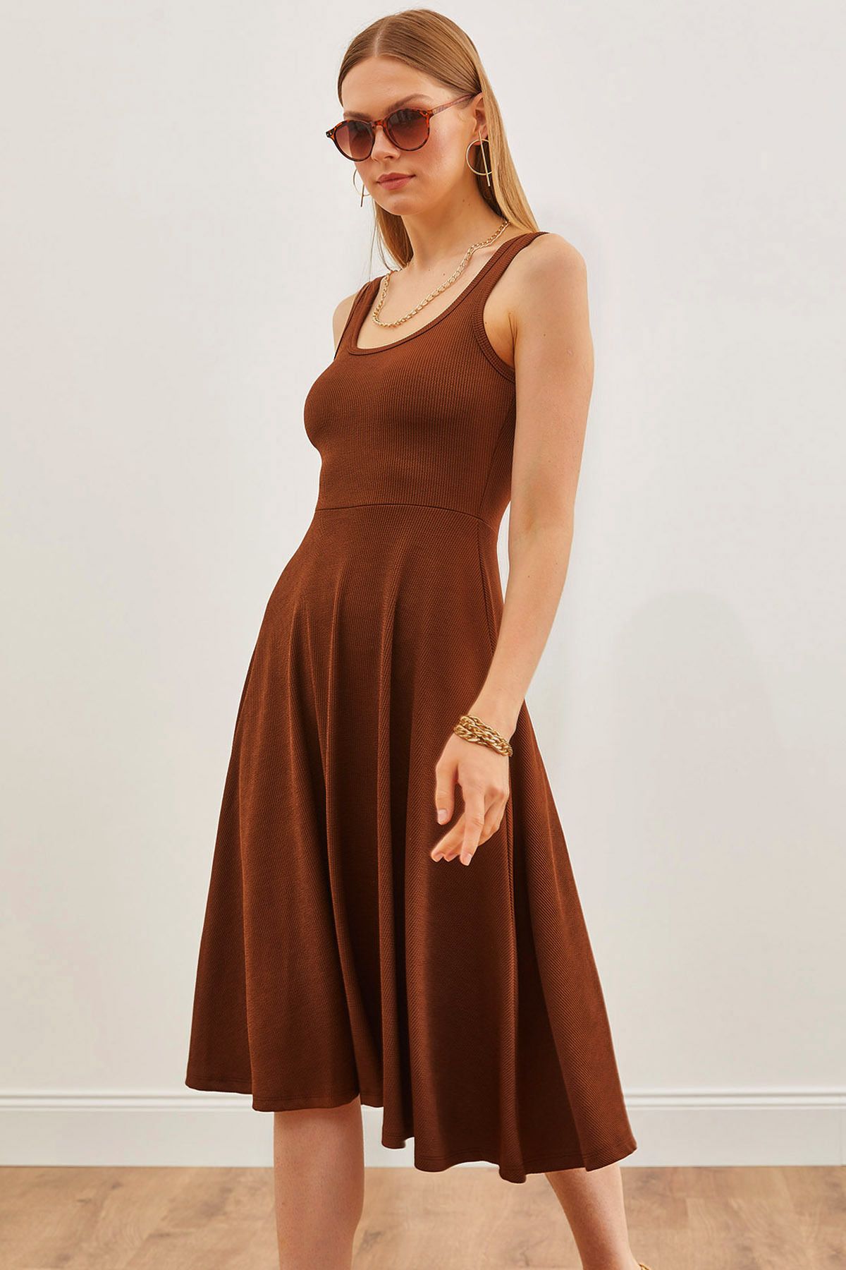 Olalook Kadın Kahverengi Askılı Dökümlü Burgu Kloş Elbise ELB-19002152